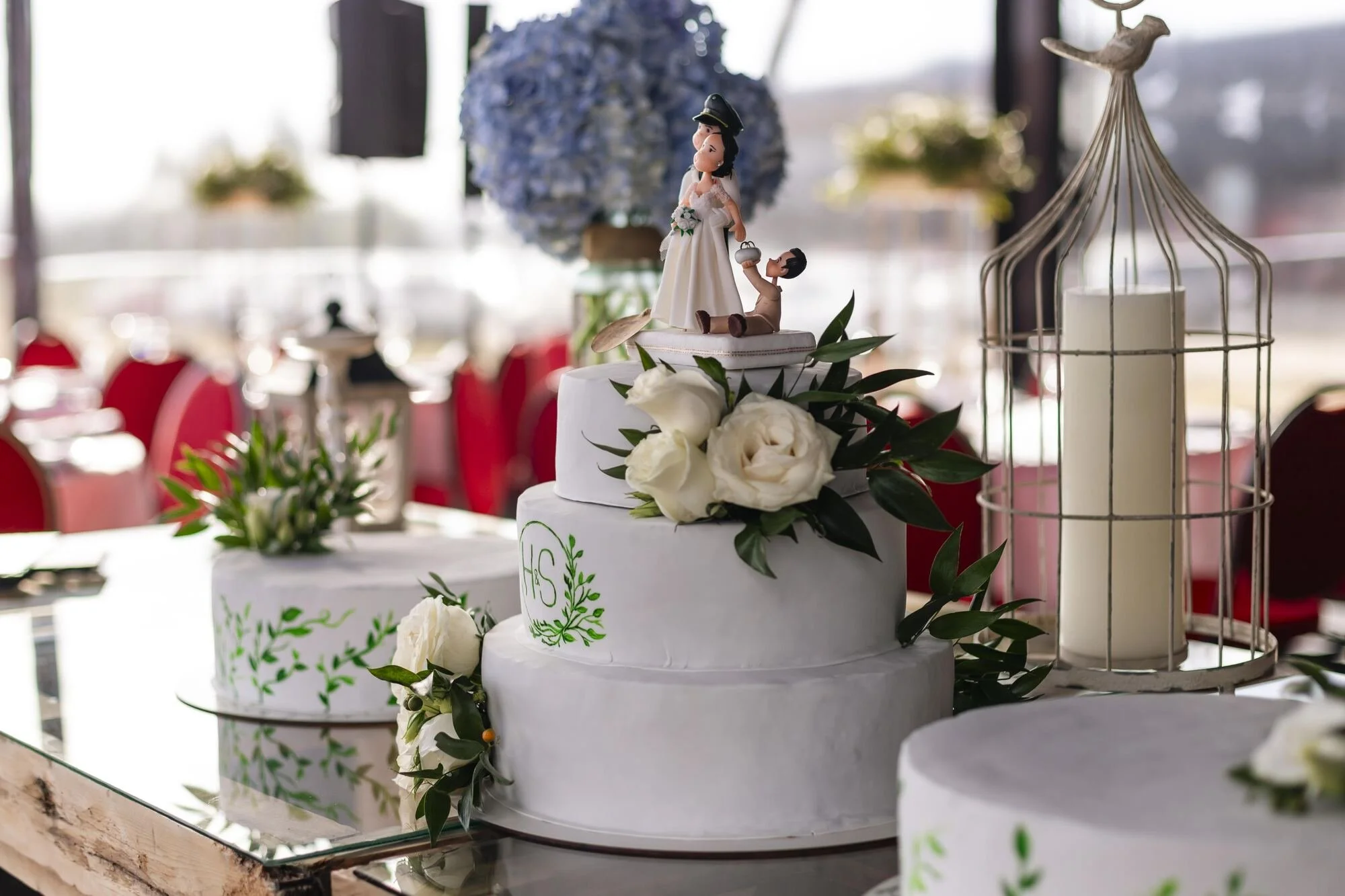Torta de matrimonio decorada con flores blancas en la recepción en Quilquico, Chiloé