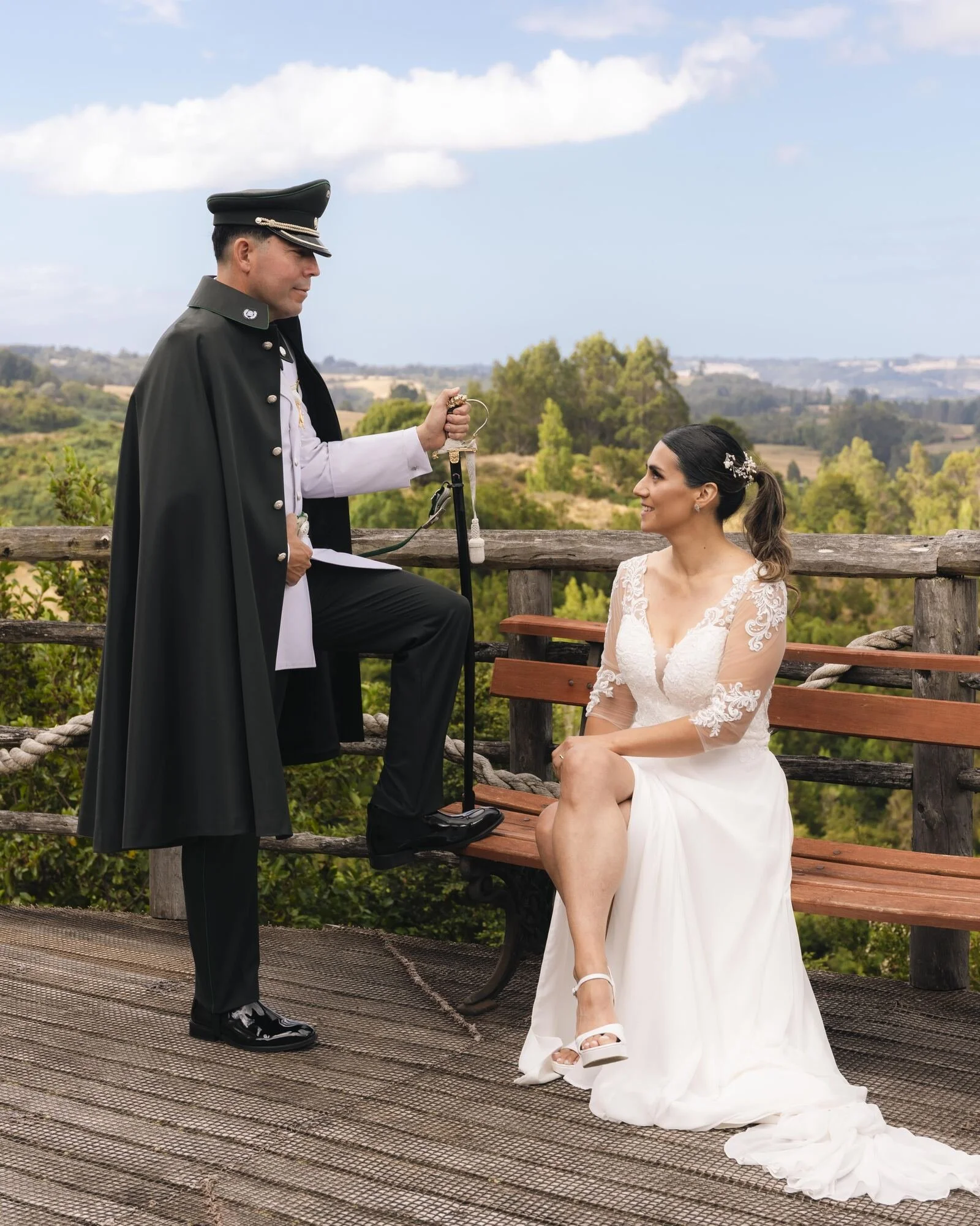 Sesión de los novios en la terraza de madera con vista al campo en Quilquico, Castro 
