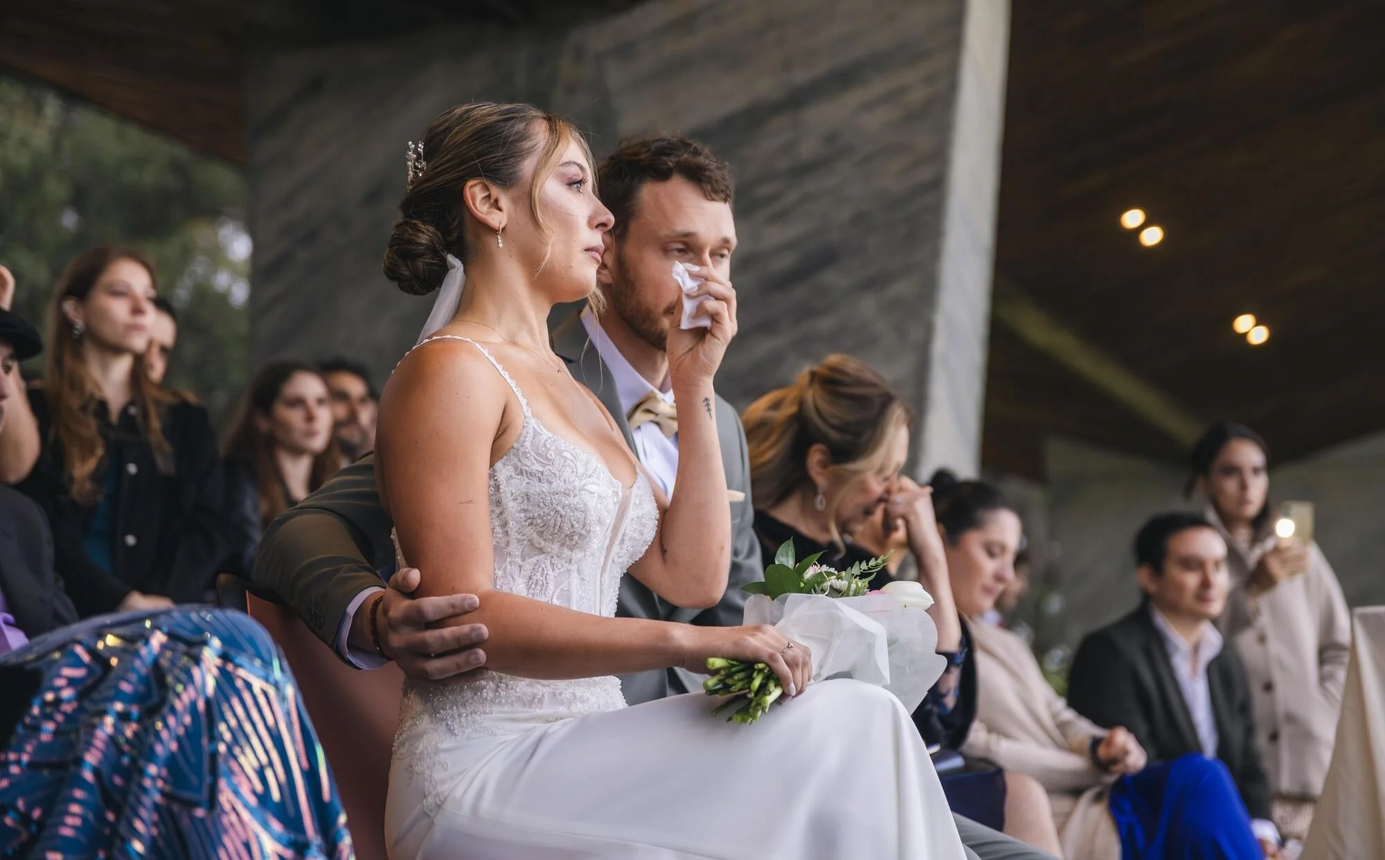 Los novios emocionados durante la ceremonia en Refugia, Castro, Chiloé