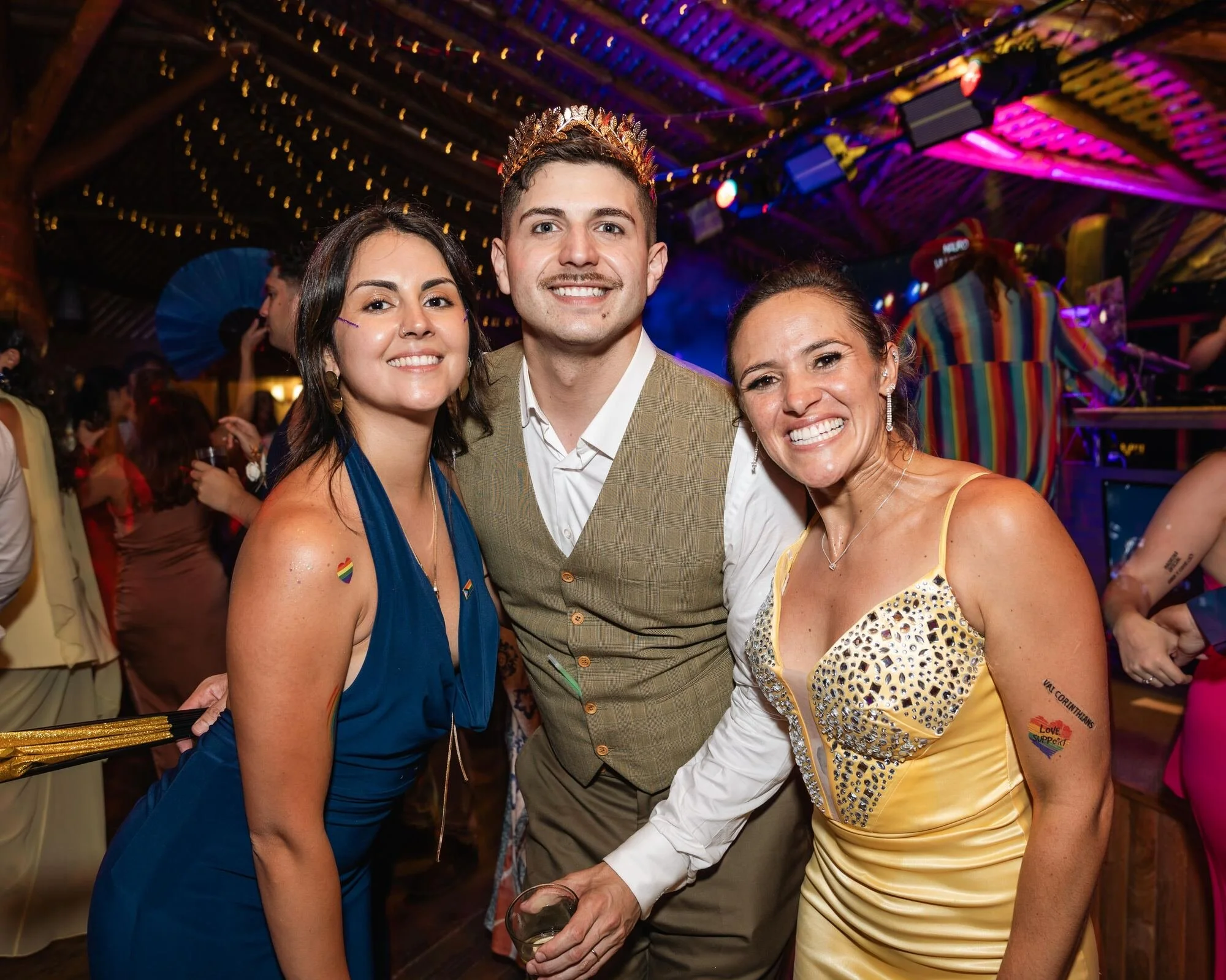 Novio posando con las invitadas en plena fiesta de boda igualitaria en Ancud, Chiloé
