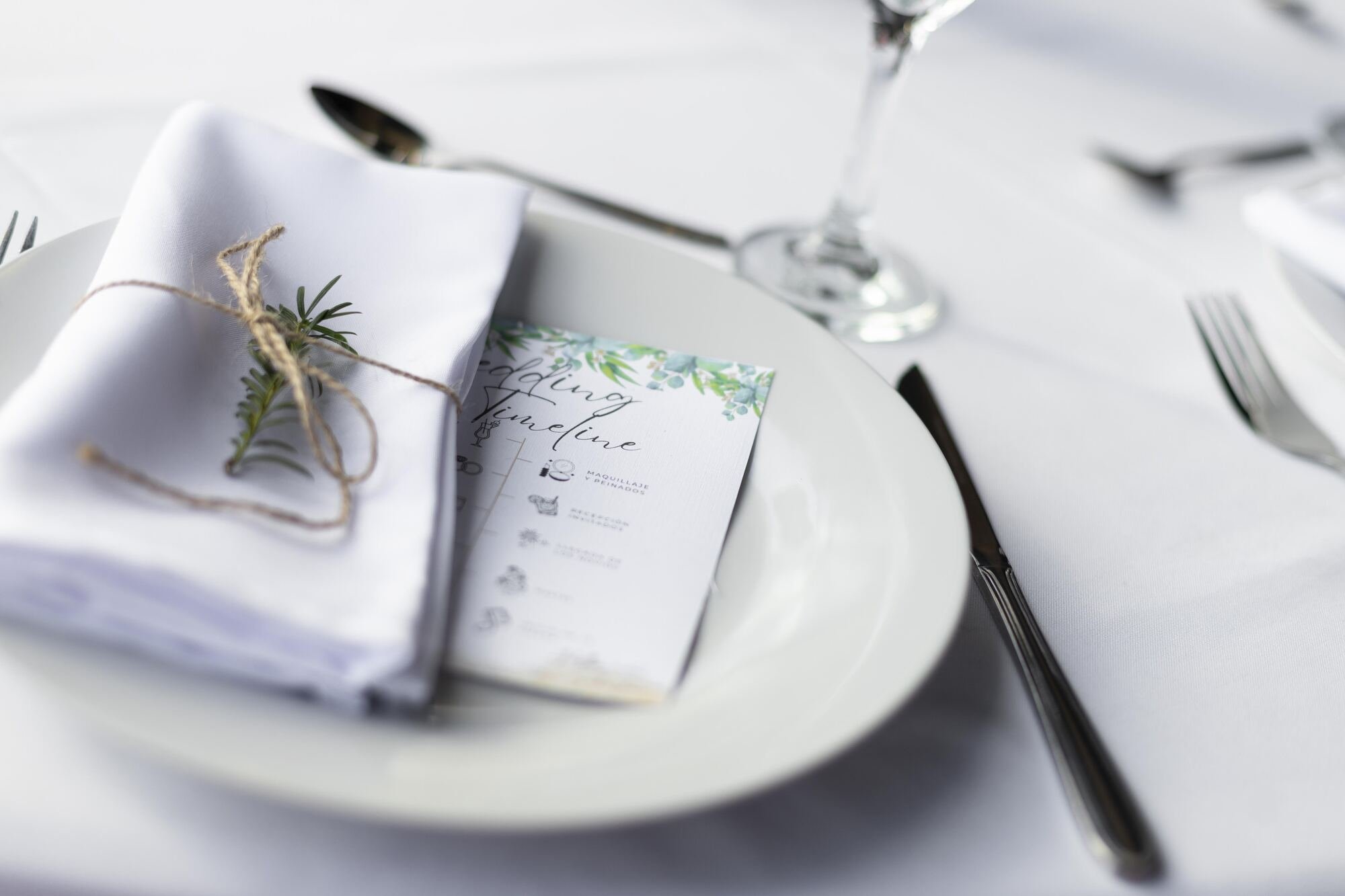 Detalle del montaje de mesa con servilleta y menú personalizado, Quilquico, Chiloé