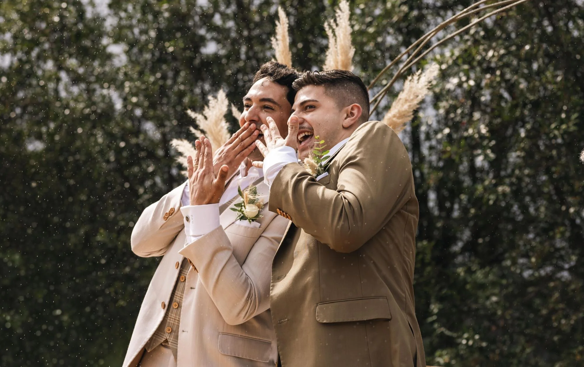 Lluvia de pétalos y hojas sobre los novios al salir de la ceremonia en Ancud, Chiloé