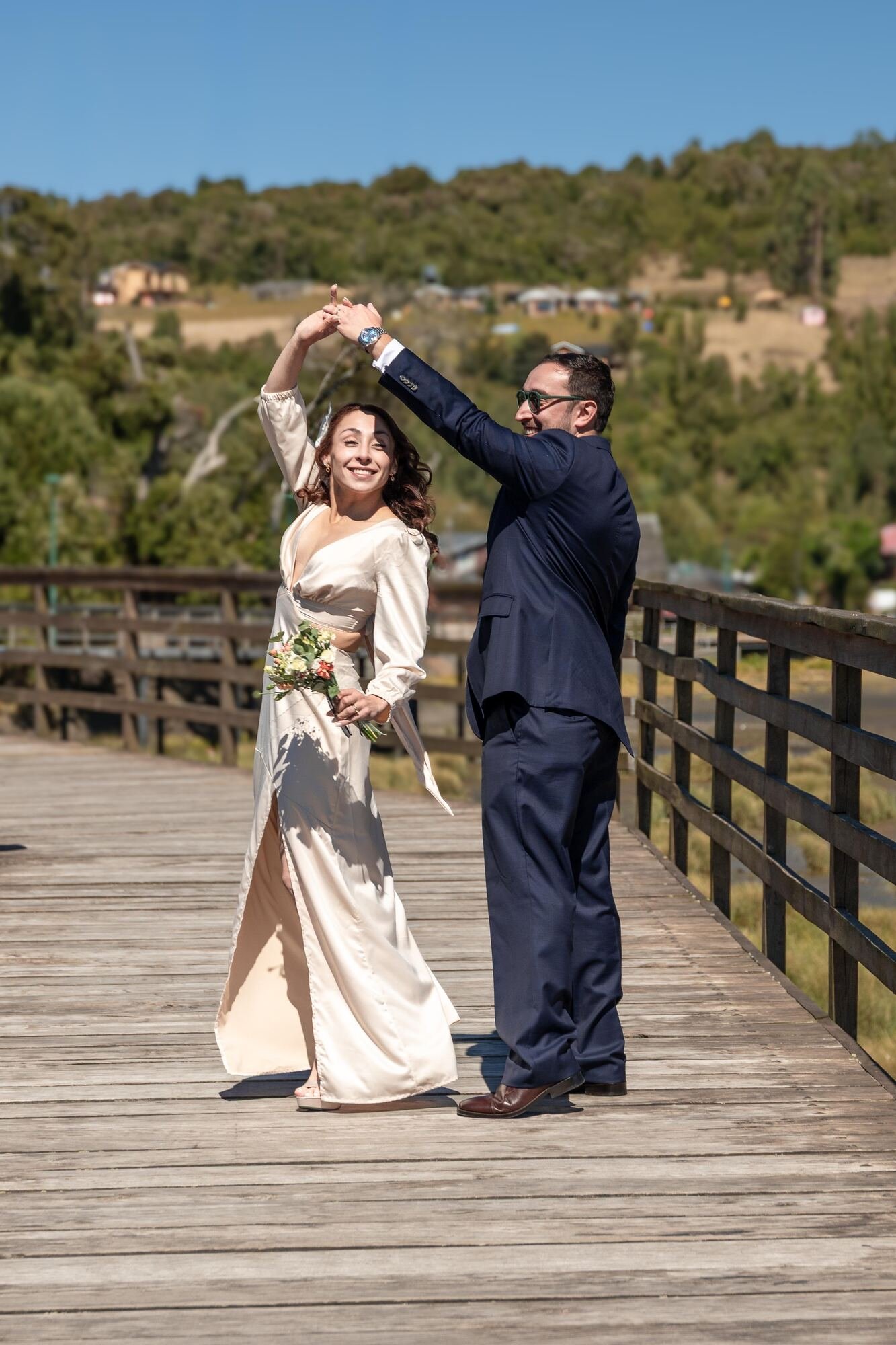 Los novios bailando sobre la pasarela de madera en Dalcahue, Chiloé	