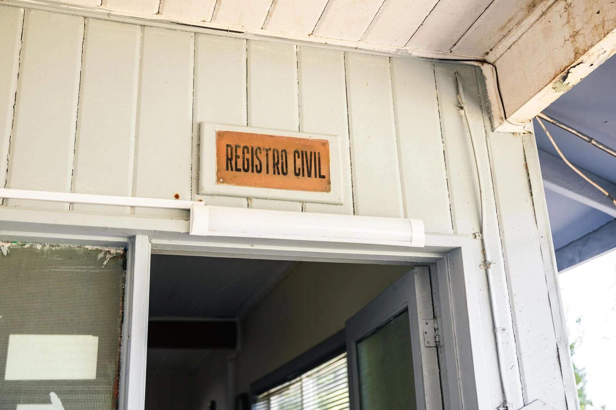 Entrada del Registro Civil de Dalcahue, lugar de la ceremonia de matrimonio, Chiloé	