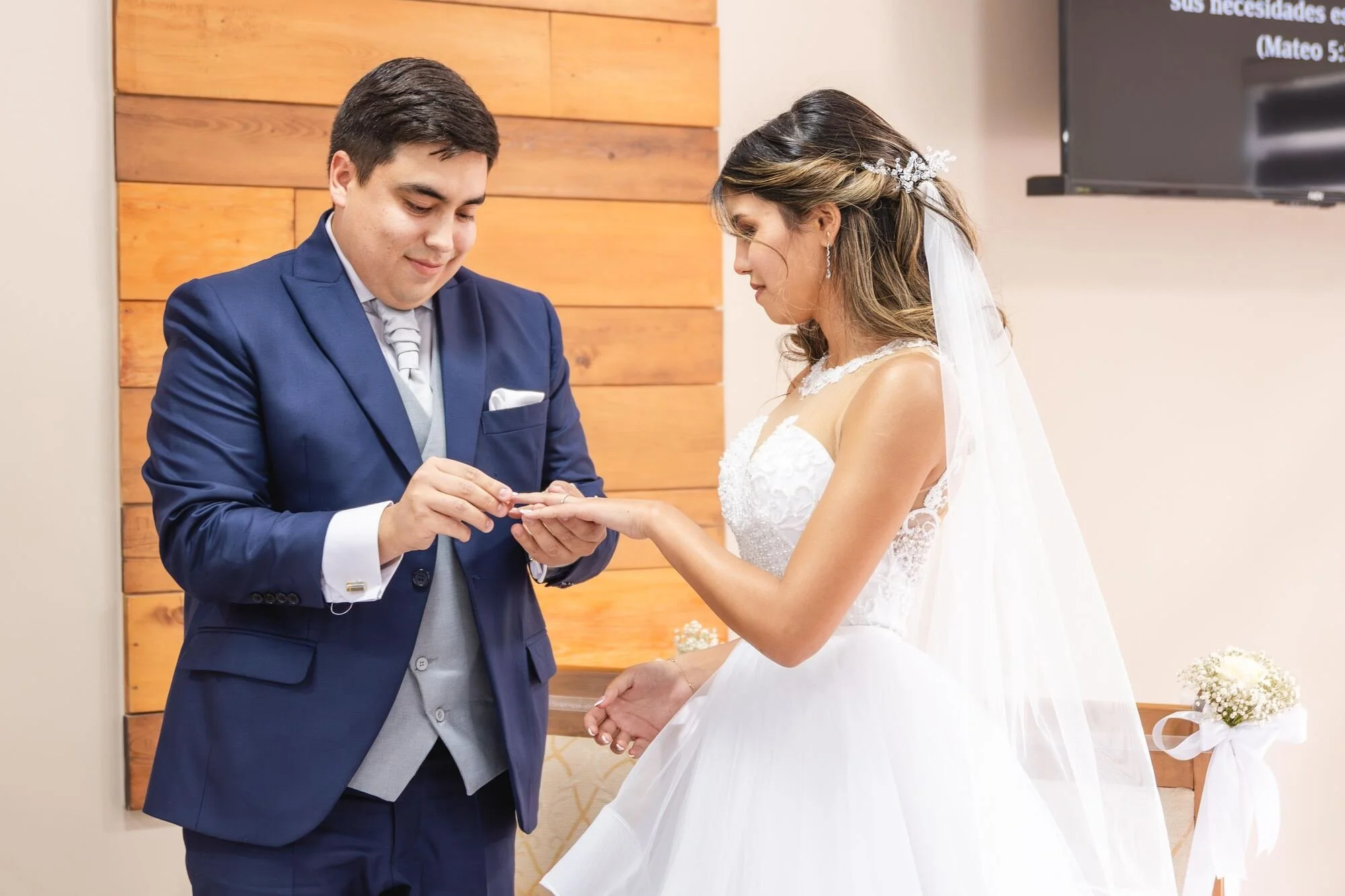 Intercambio de anillos entre los novios durante la ceremonia en Castro, Chiloé	