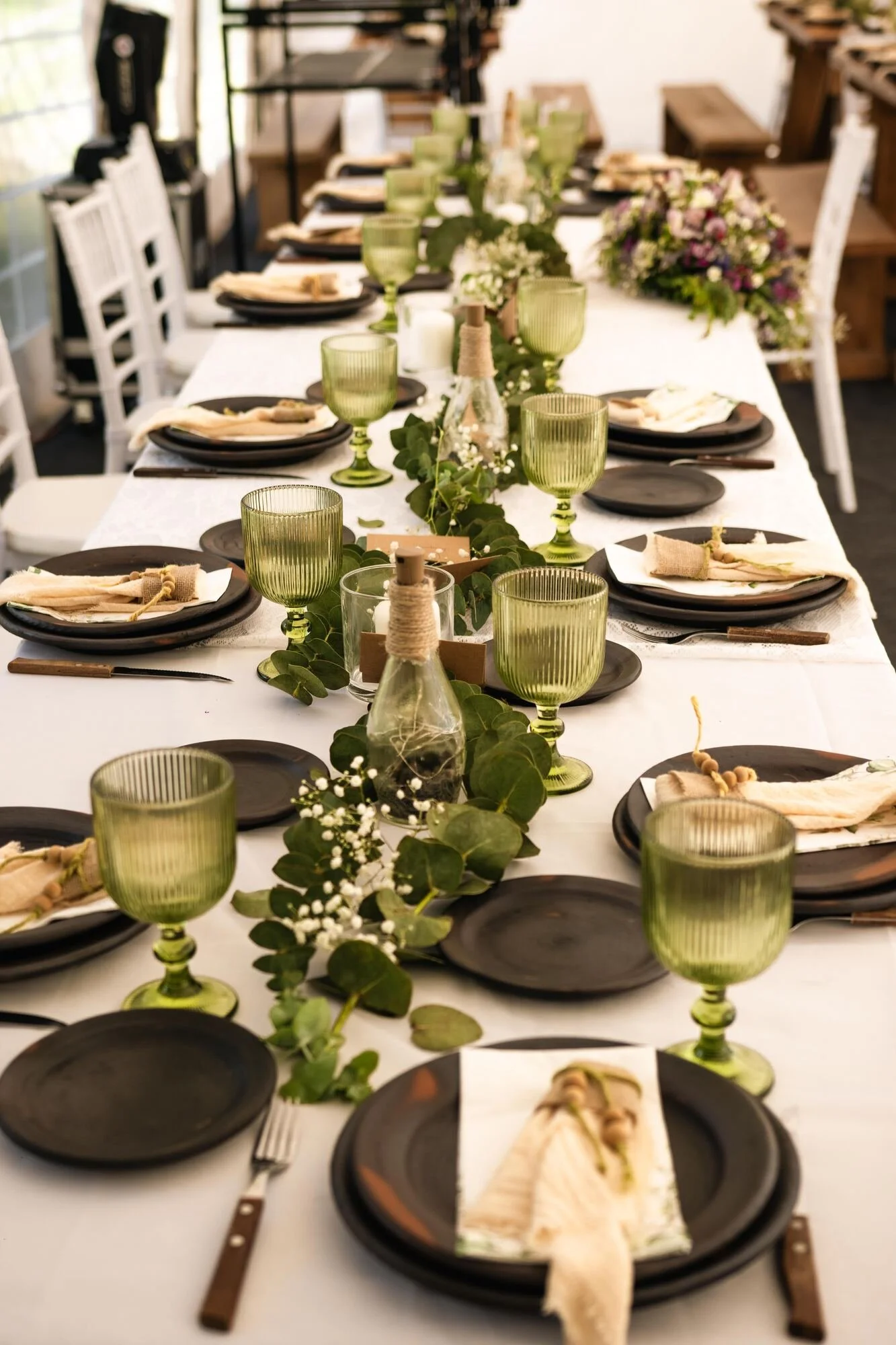 Montaje de mesa larga con vajilla y flores para la recepción en Quilquico, Chiloé	