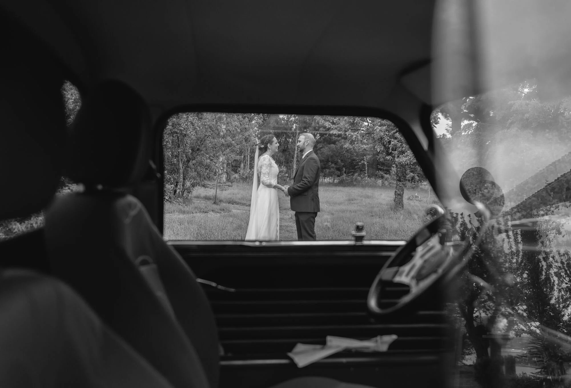 Los novios reflejados en la ventana del auto, fotografía en blanco y negro, Chiloé	