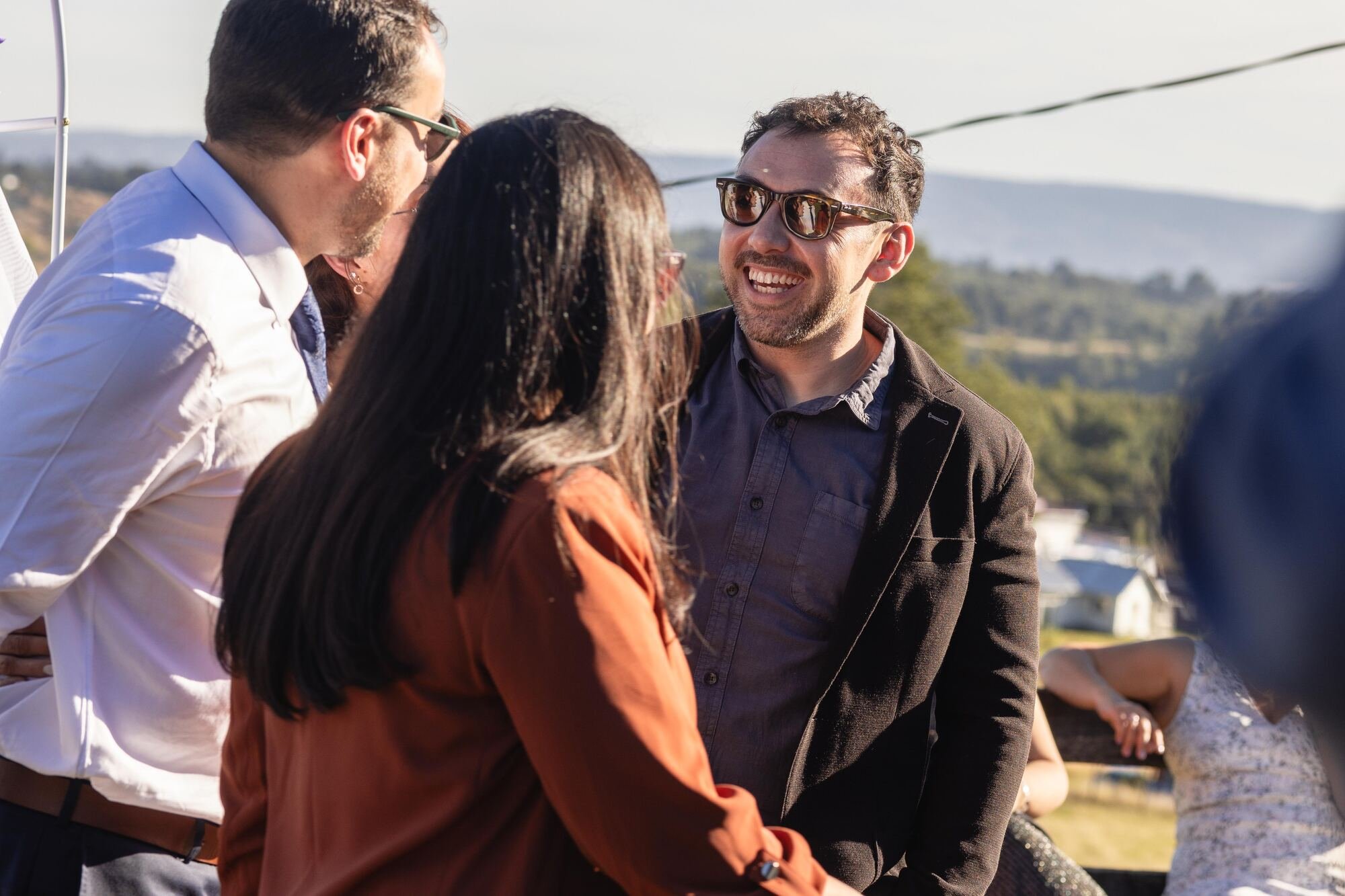 Invitados durante la recepción al aire libre de la boda en Dalcahue, Chiloé	