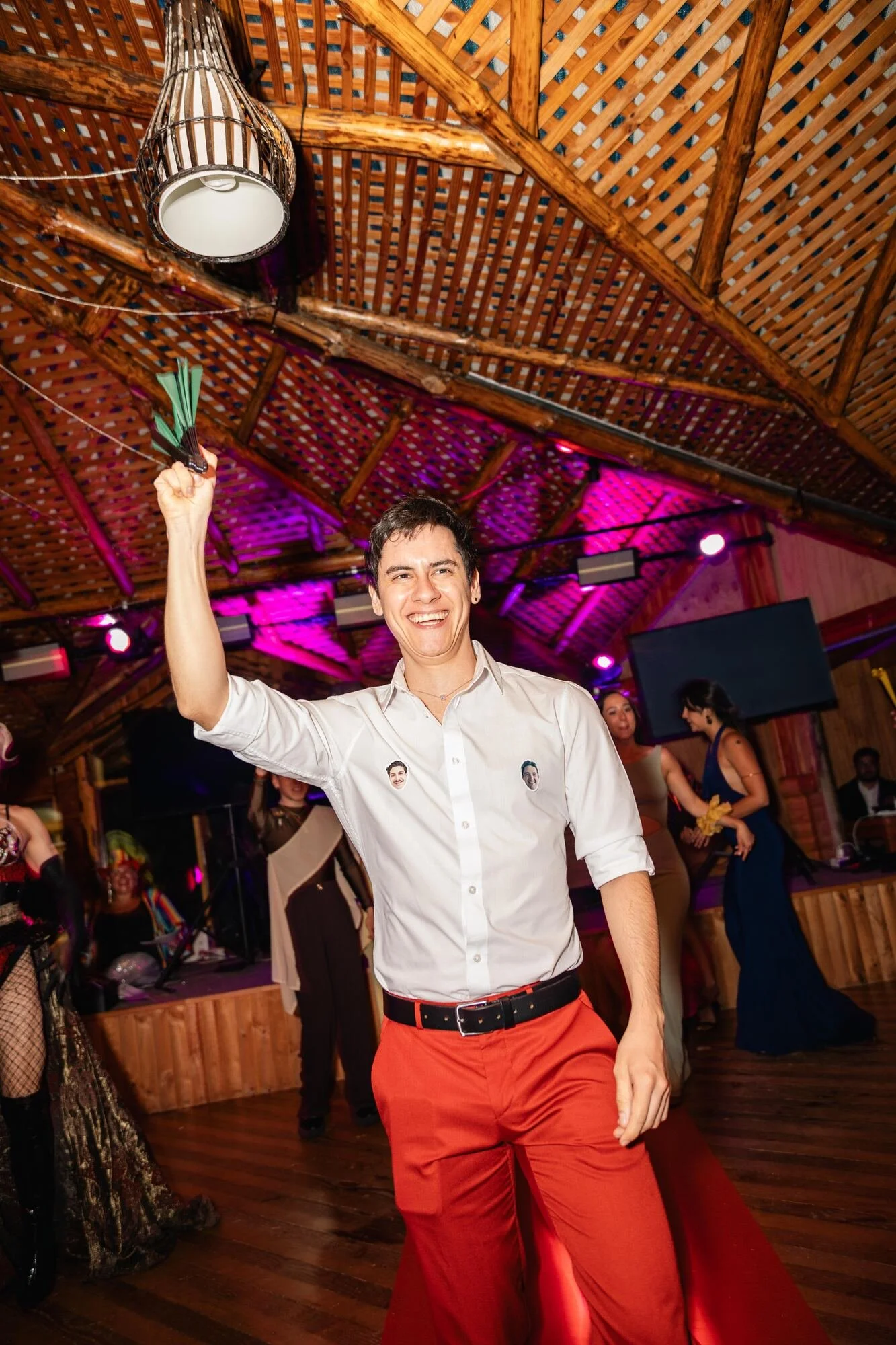 Novio bailando en la pista durante la fiesta de su boda igualitaria en Ancud, Chiloé
