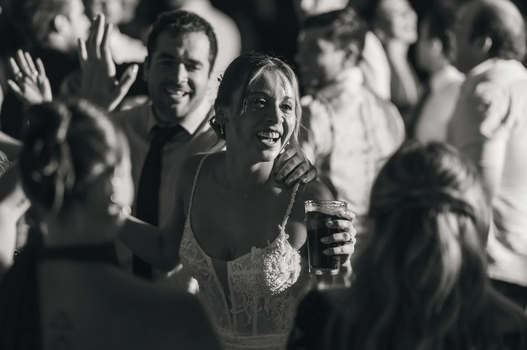 Los novios en la pista de baile, fotografía en blanco y negro, Refugia, Castro