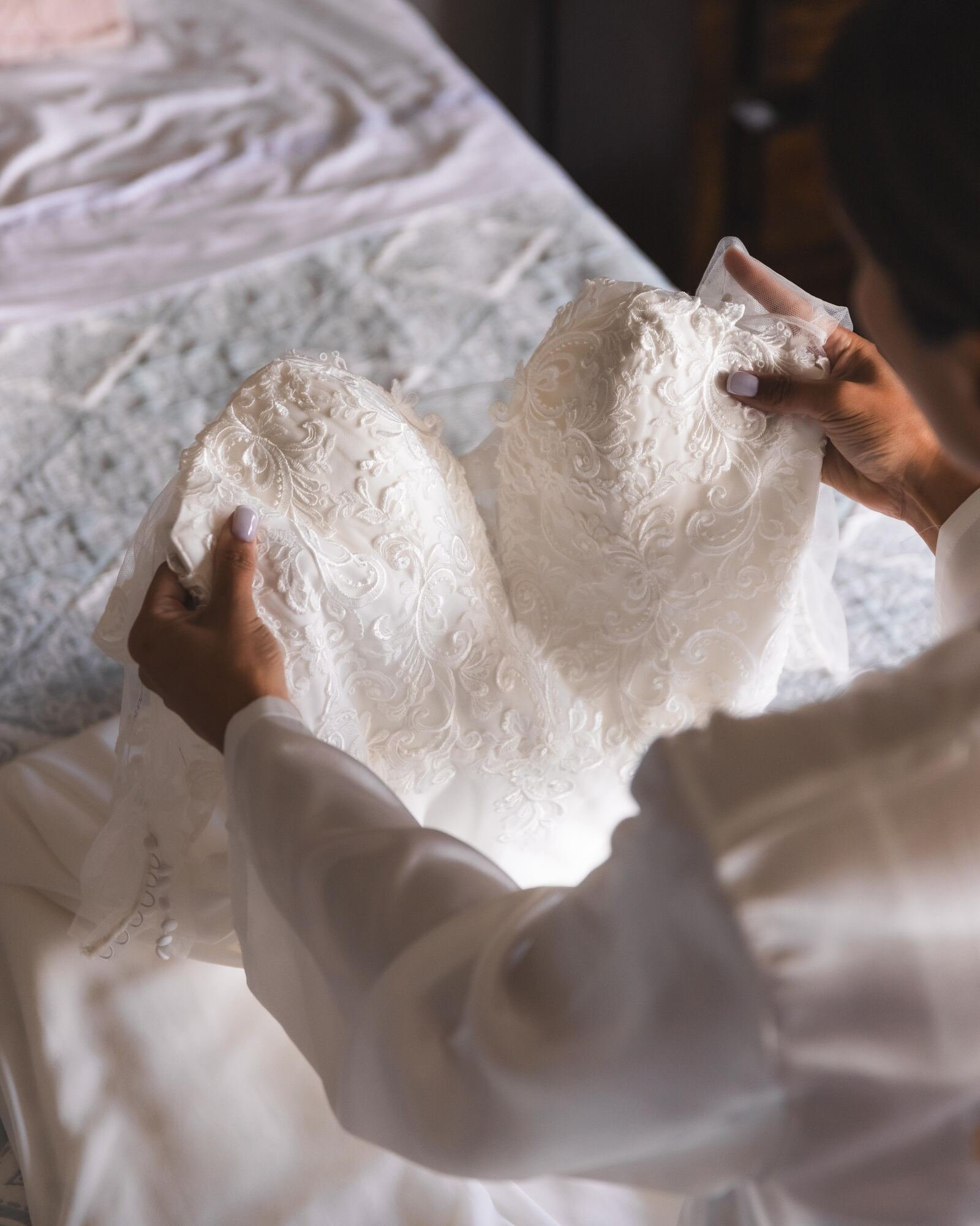 Detalle del encaje del vestido de novia durante los preparativos en Castro, Chiloé