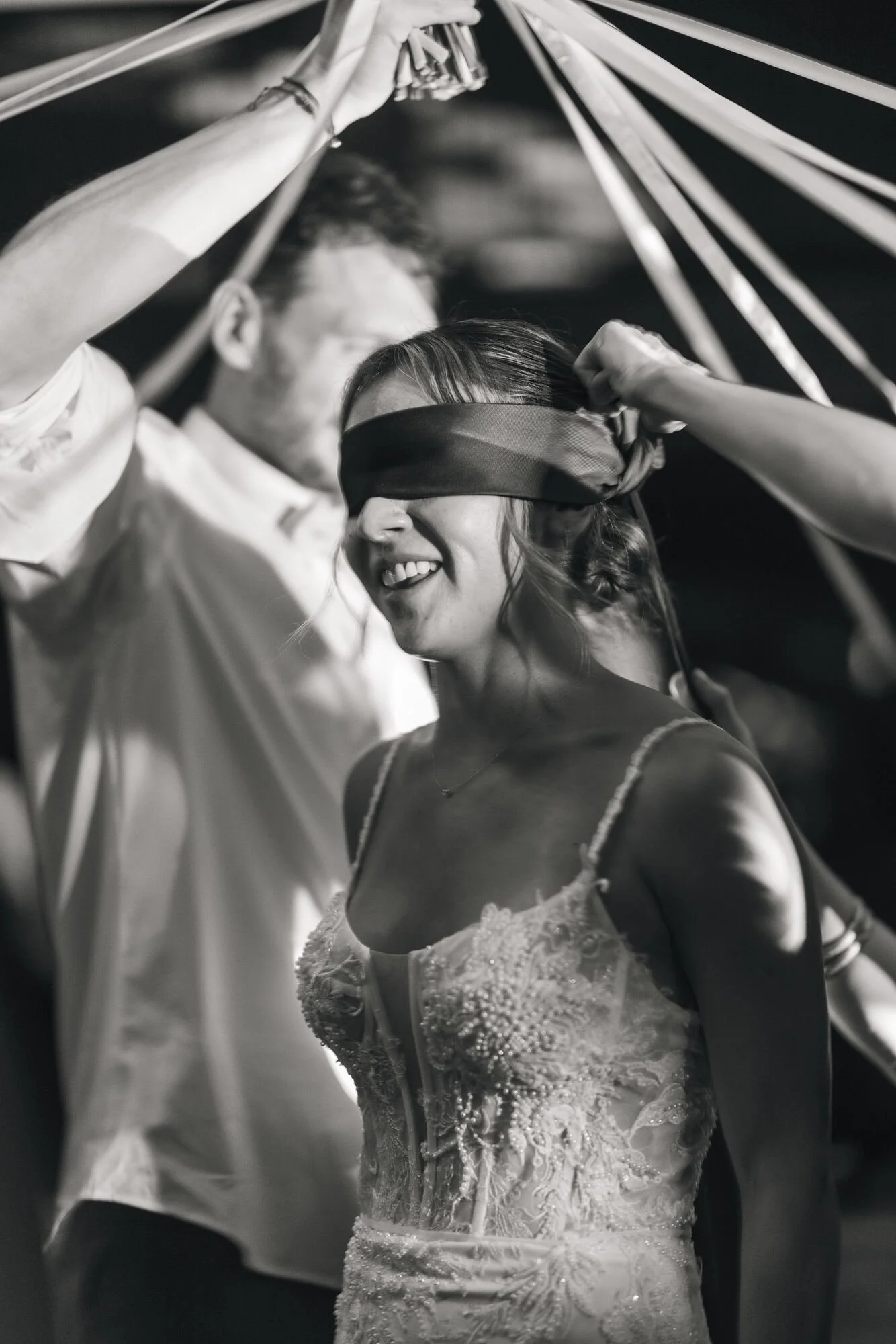 La novia con los ojos vendados antes del baile de cintas, en blanco y negro, Refugia