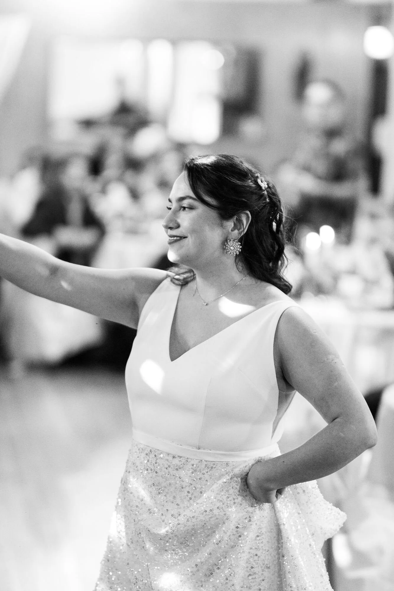 La novia bailando durante la fiesta, en blanco y negro, Castro, Chiloé	