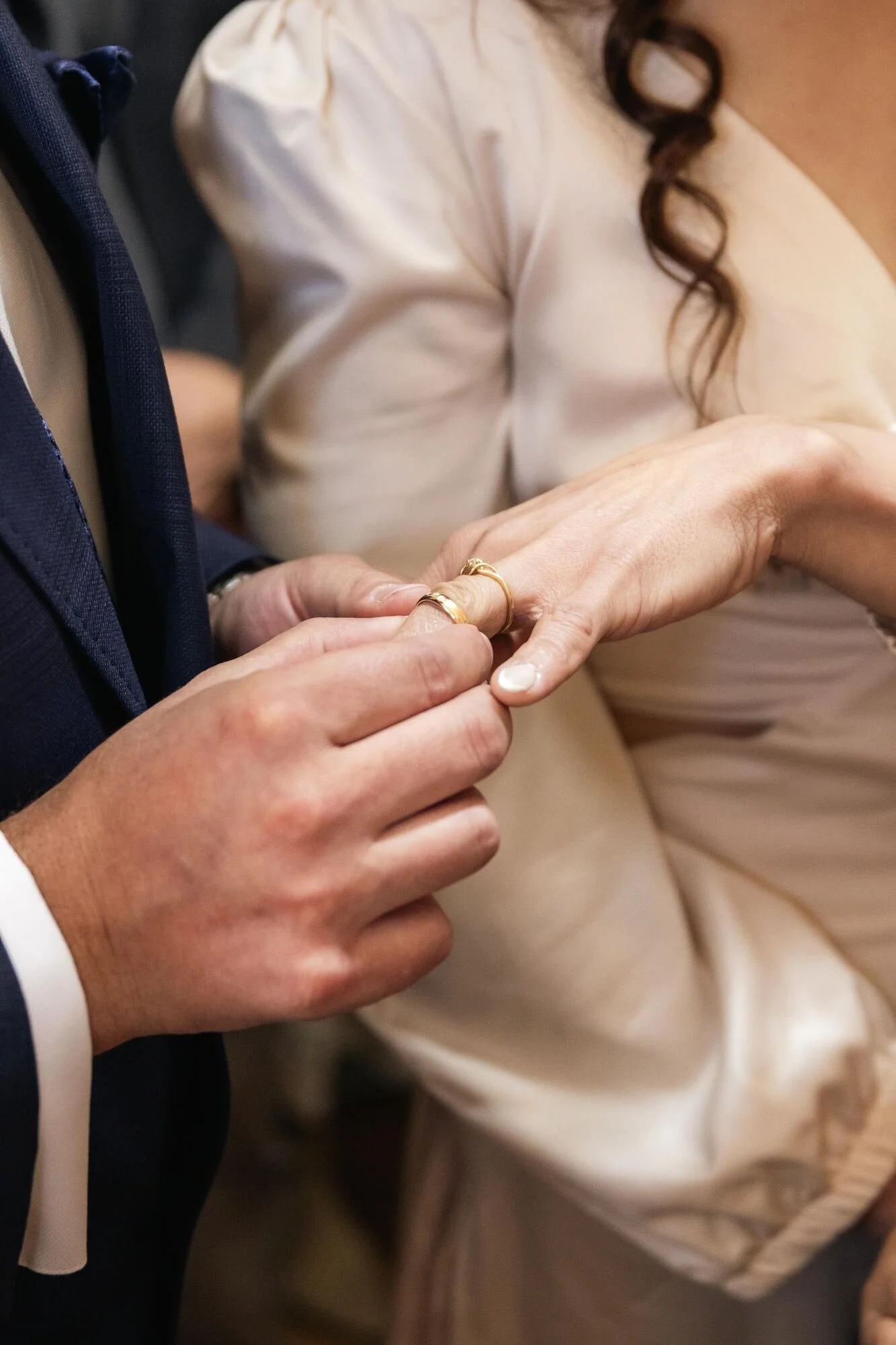 El novio coloca el anillo a la novia durante el matrimonio civil en Dalcahue, Chiloé	