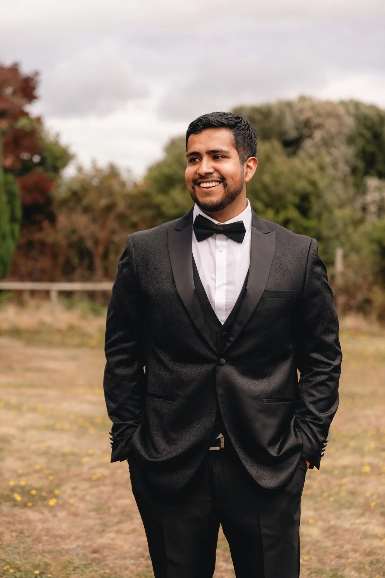 Retrato del novio con esmoquin en el campo, boda en Quilquico, Chiloé	