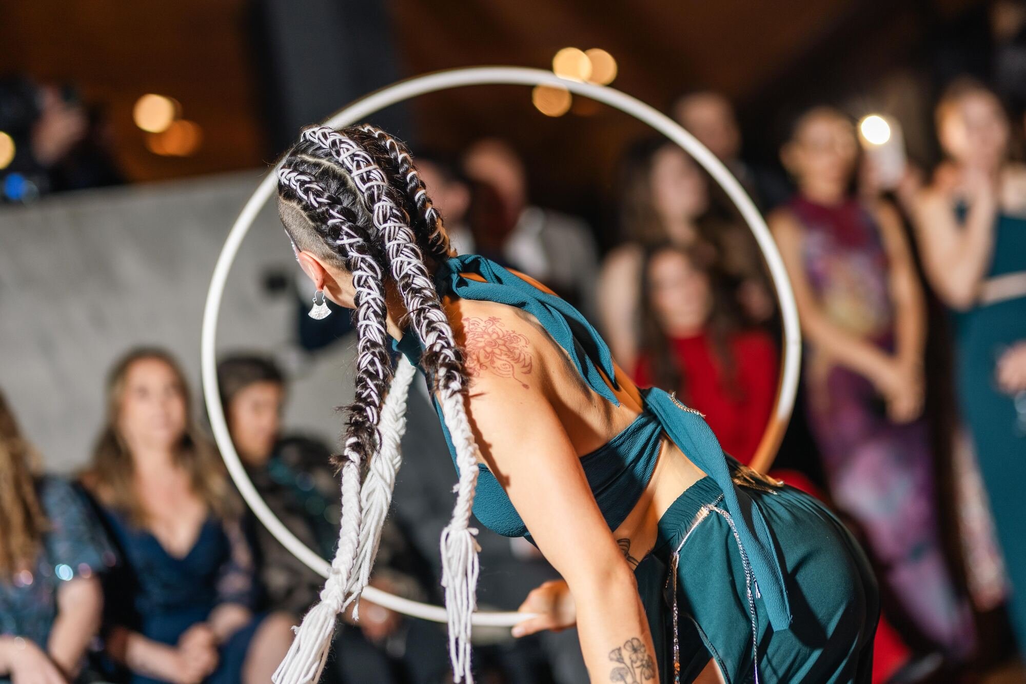 Acróbata en aro durante el show de la fiesta de matrimonio en Castro, Chiloé