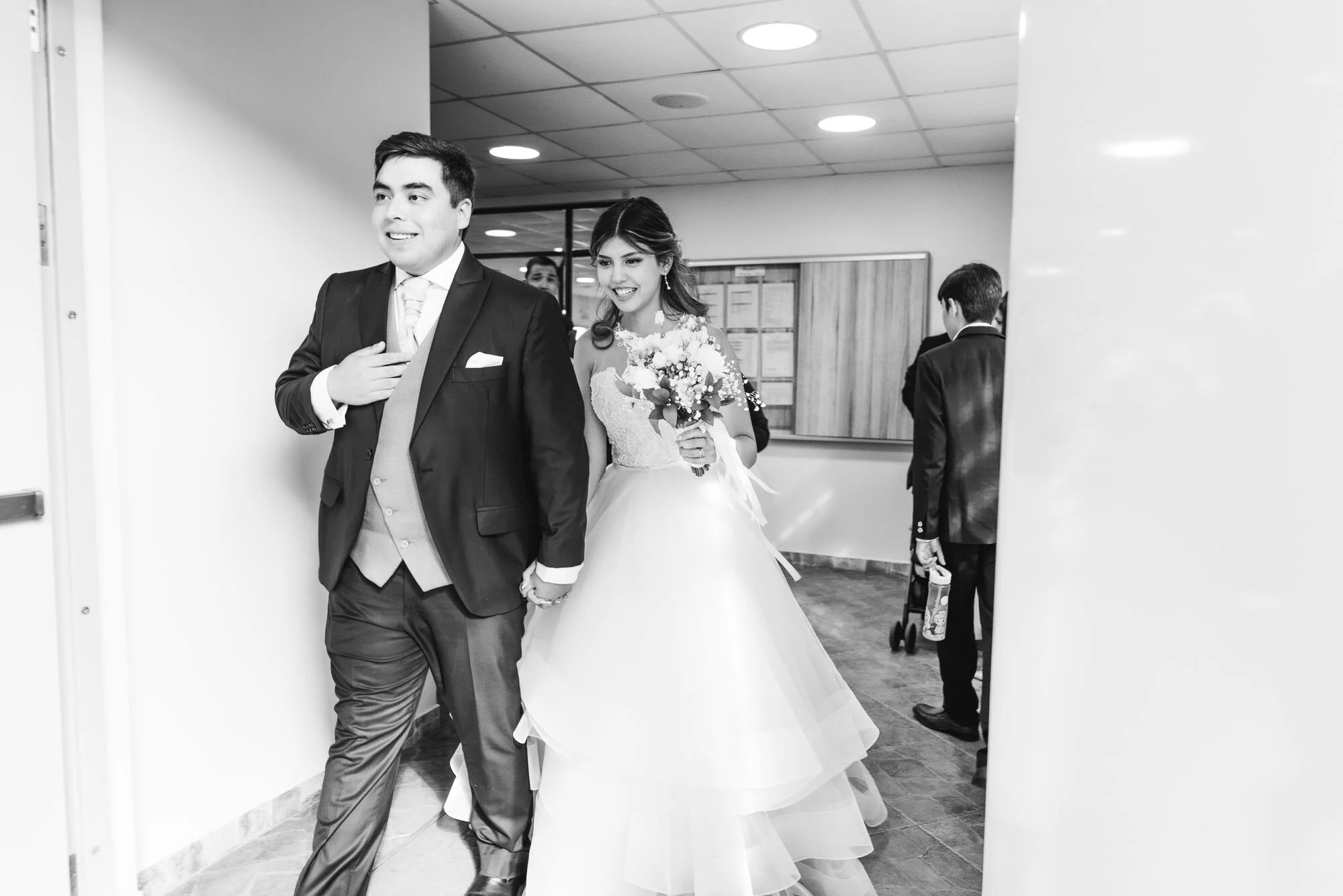 Entrada de los novios, fotografía en blanco y negro de una boda en Castro, Chiloé