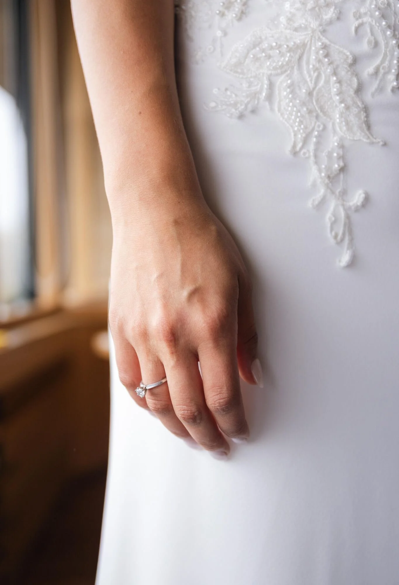 Detalle del vestido de encaje y el anillo de la novia, Refugia, Castro, Chiloé