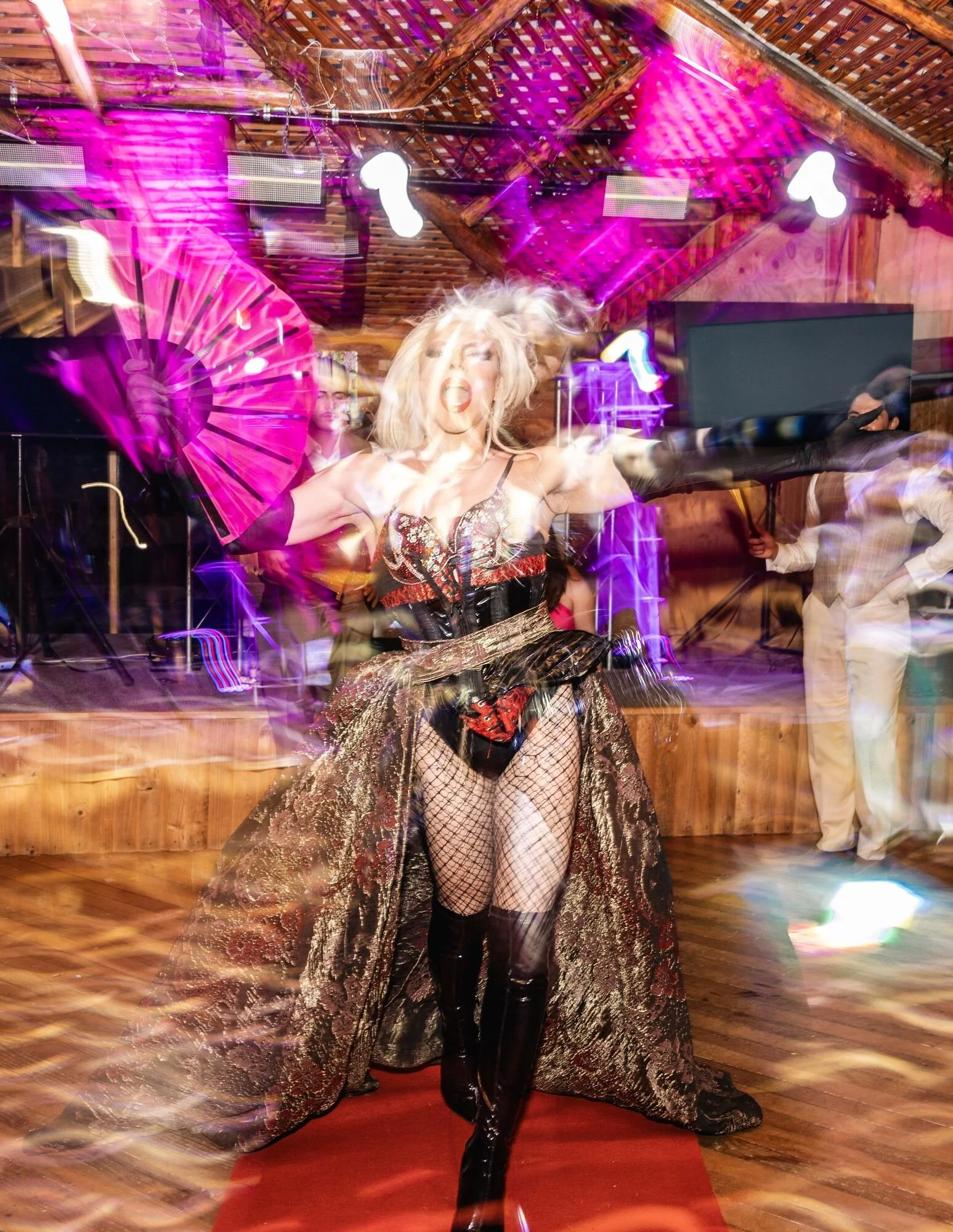 Show drag queen animando la fiesta de matrimonio en un quincho de madera en Ancud, Chiloé