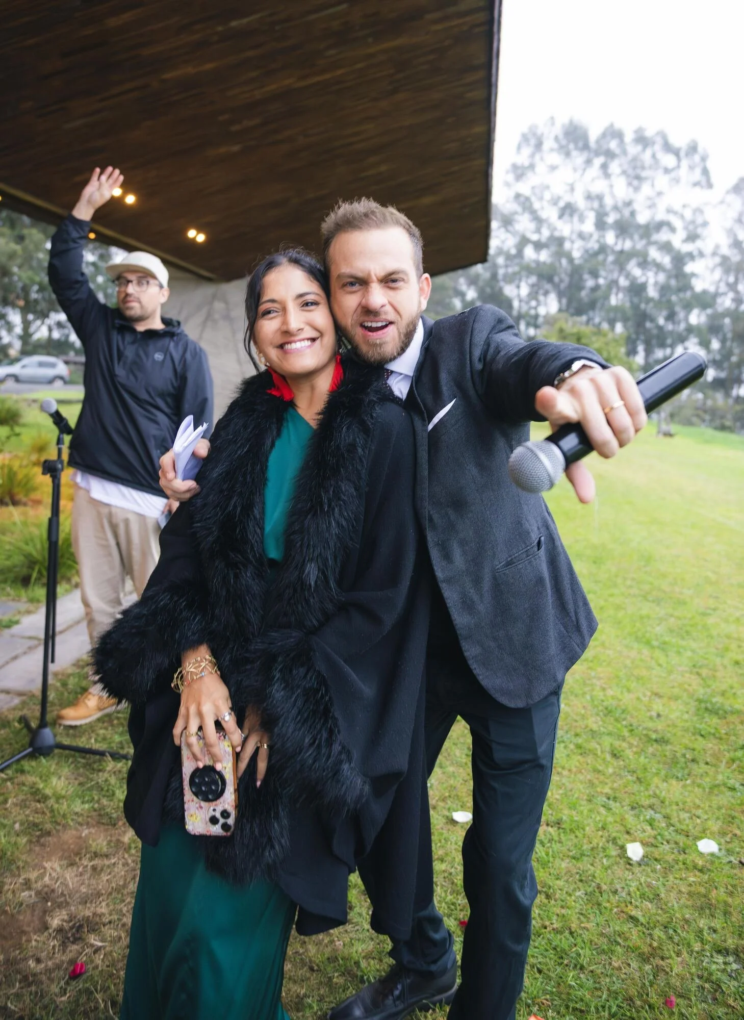 novios-con-el-animador-fiesta-refugia-castro.jpg