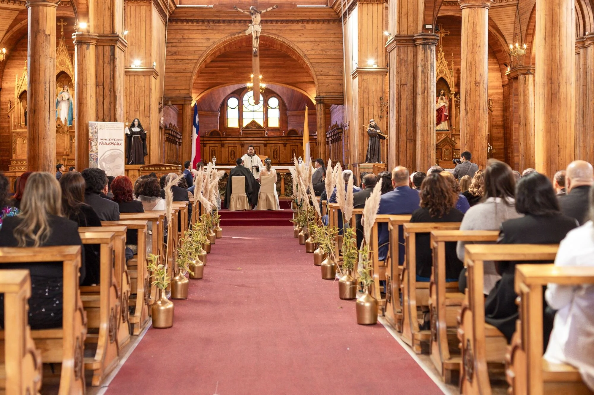 Interior de la iglesia de madera de Castro durante la ceremonia de matrimonio, Chiloé