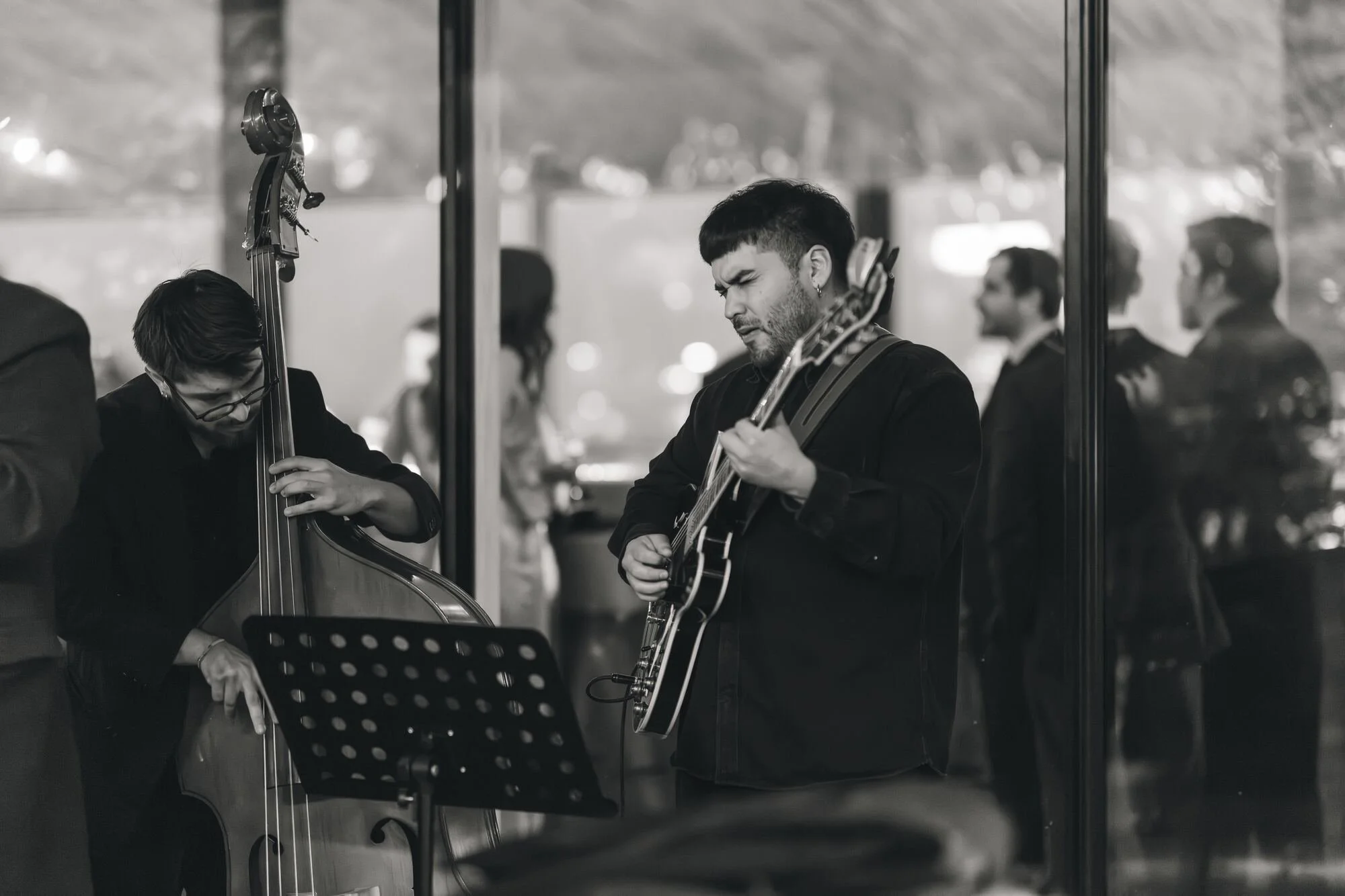 Músicos en vivo tocando durante la celebración en Refugia, Castro, Chiloé