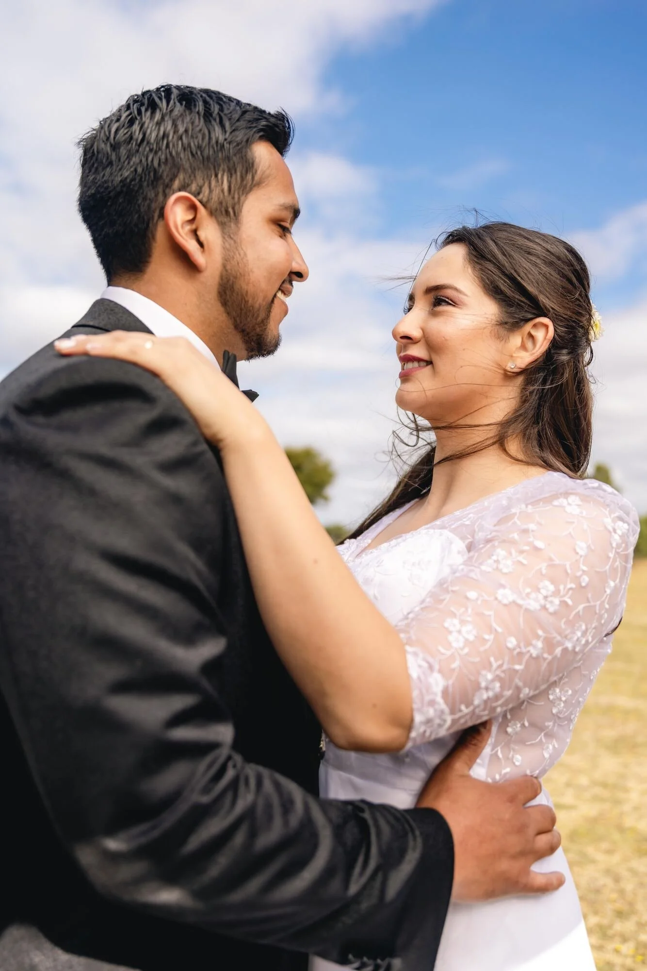 Los novios abrazados durante su sesión de fotos en Quilquico, Castro, Chiloé	