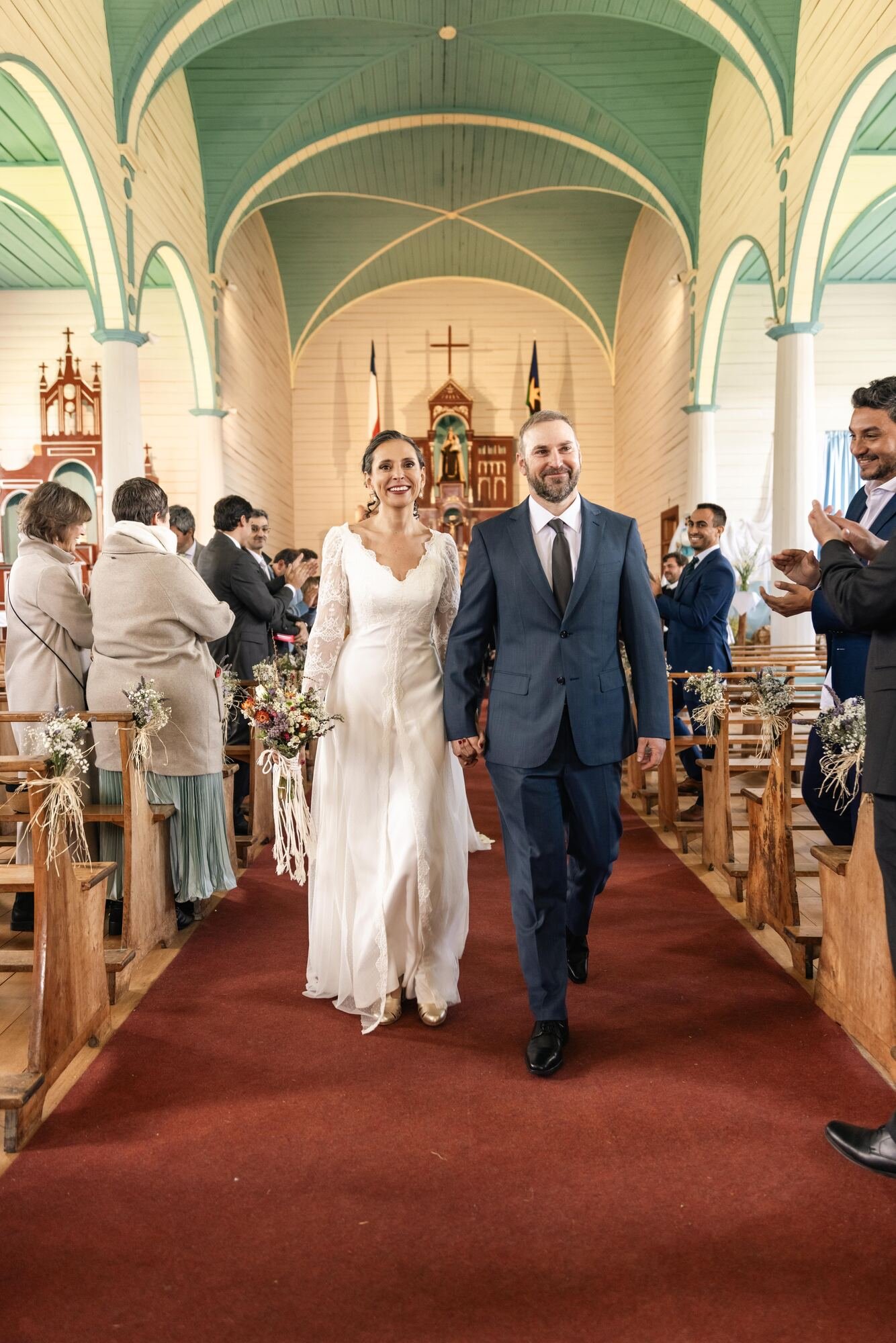 Novios saliendo de la iglesia tras la ceremonia en Rilán