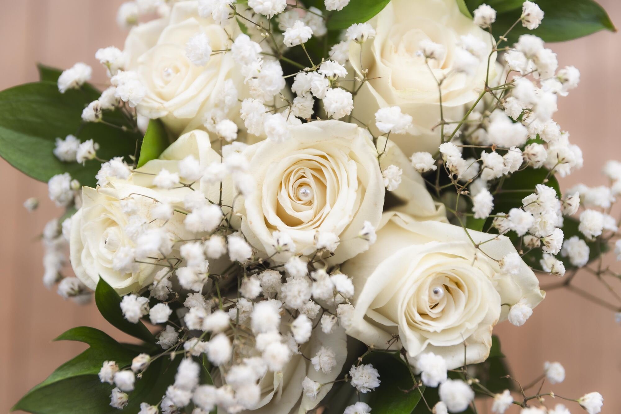 Ramo de novia con rosas blancas y paniculata, boda en Quilquico, Chiloé