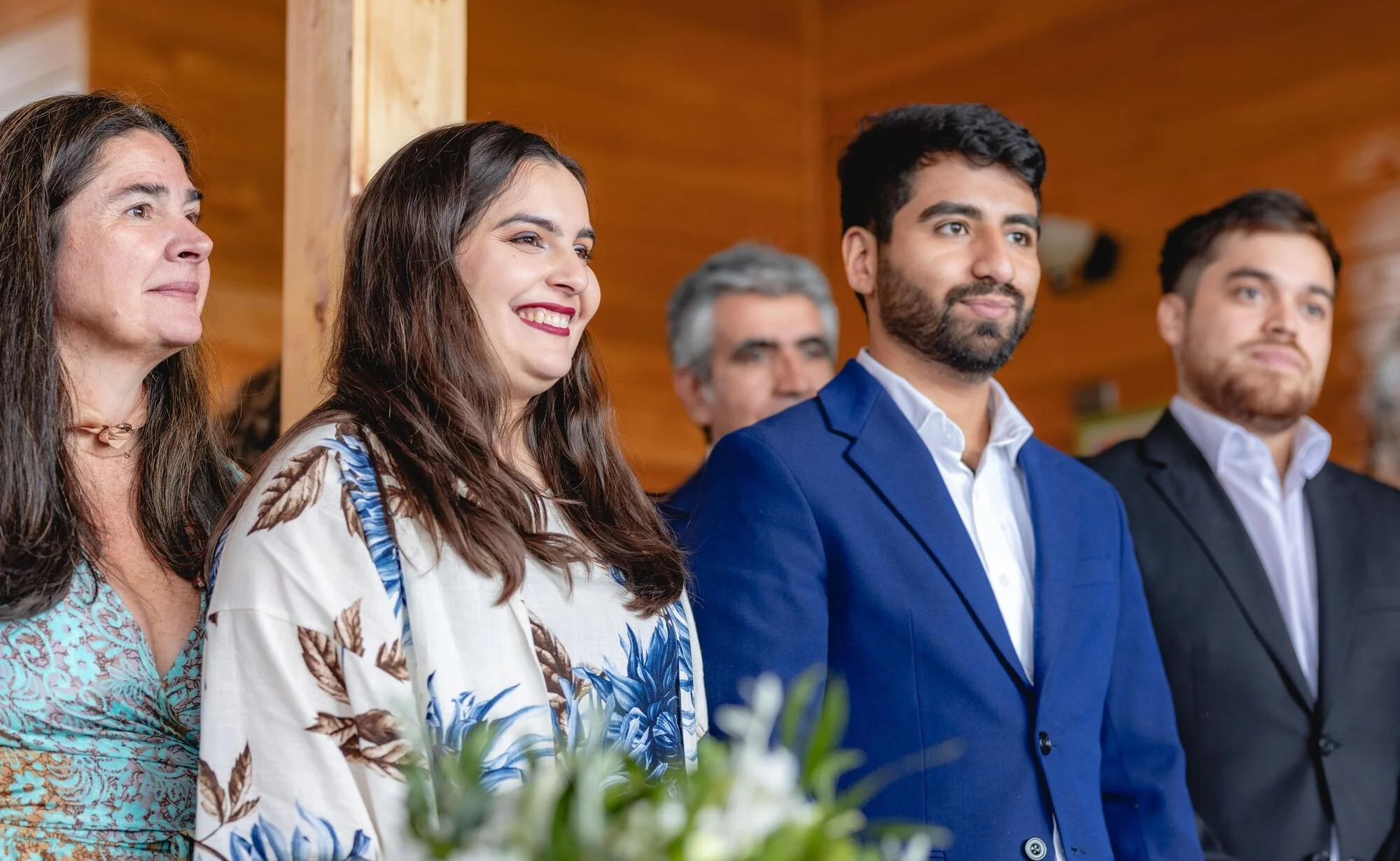 Los novios sonriendo durante la ceremonia civil en Castro, Chiloé	