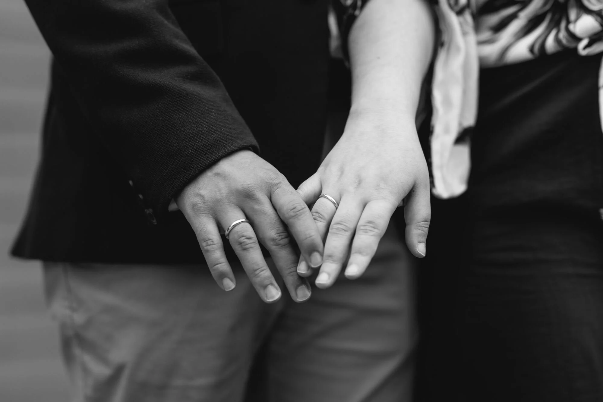 Detalle de las manos de los novios con sus argollas, en blanco y negro, Castro, Chiloé	