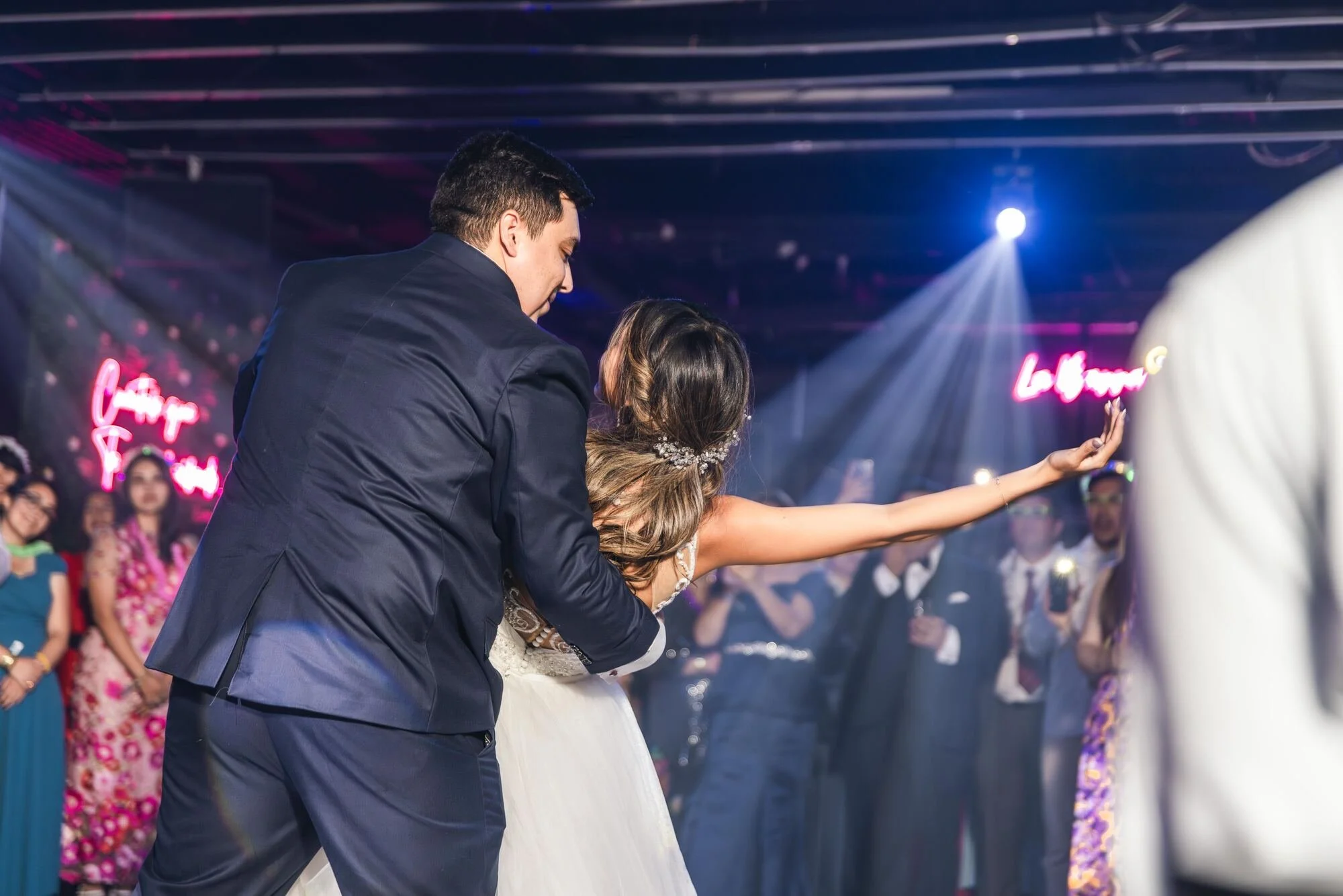 Los novios bailando entre luces durante la fiesta de matrimonio en Castro, Chiloé	
