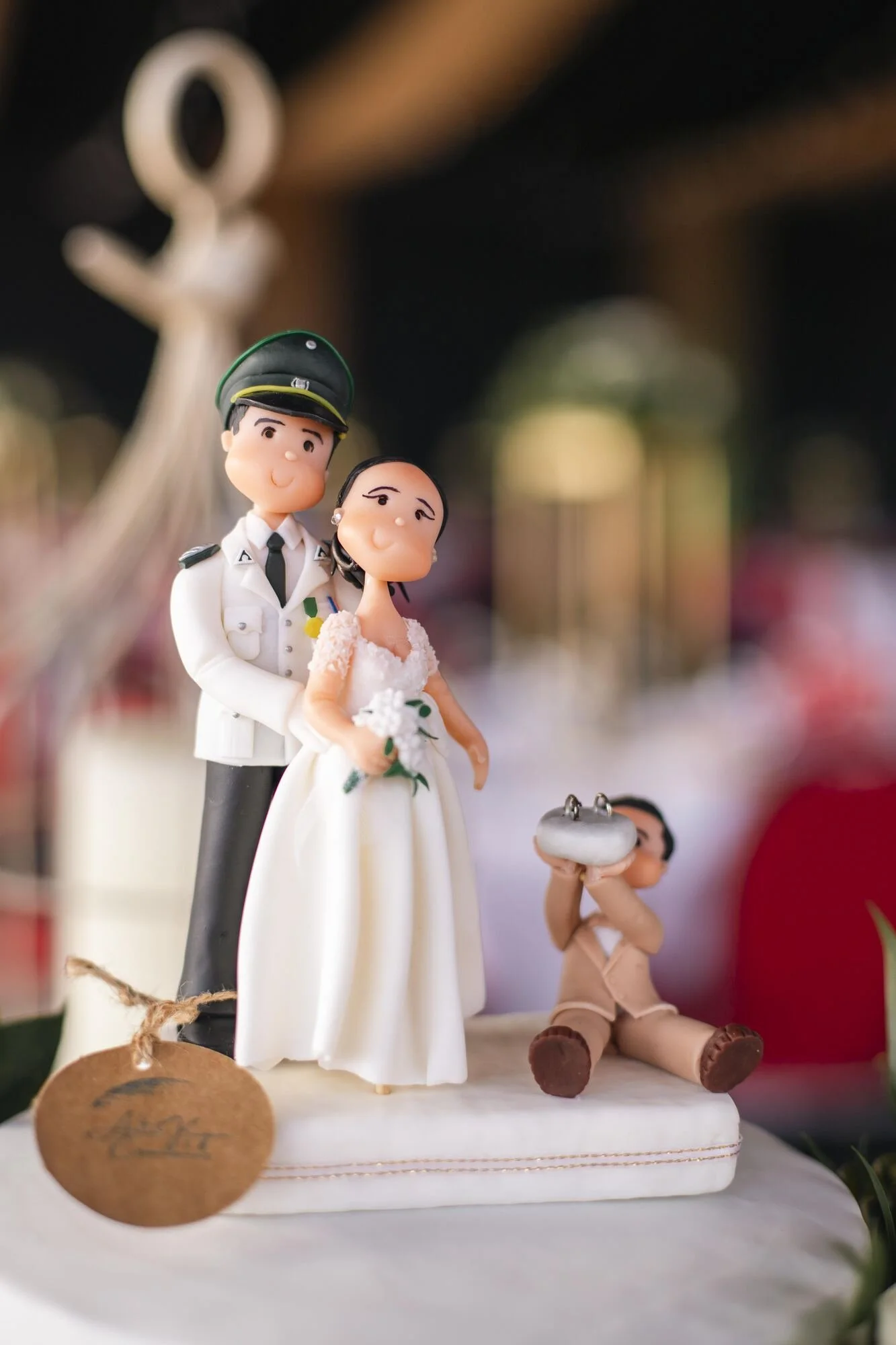 Figura de la torta con los novios en uniforme militar, boda en Quilquico, Chiloé
