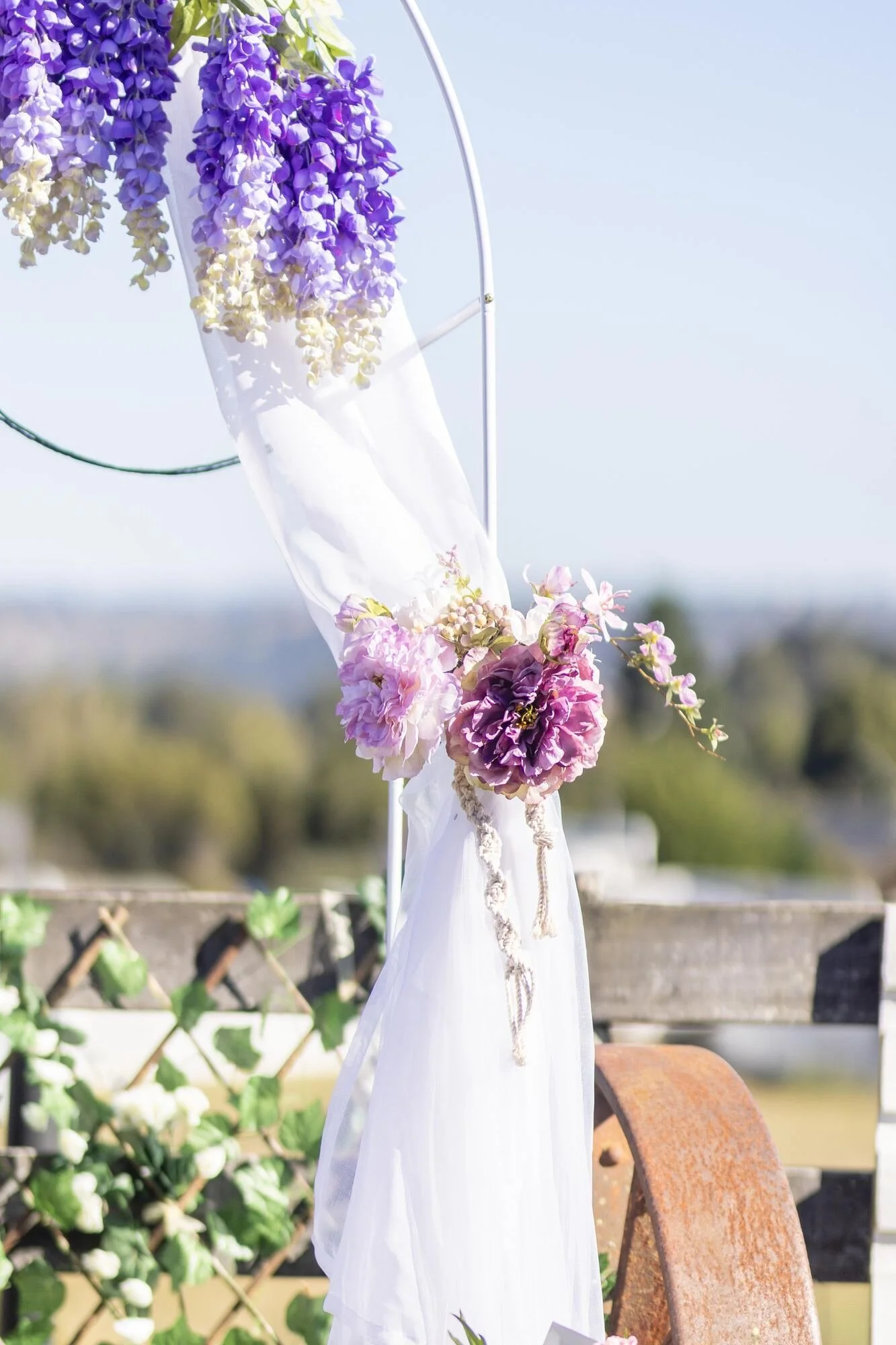 Arco decorado con flores lilas y telas para la celebración en Dalcahue, Chiloé	