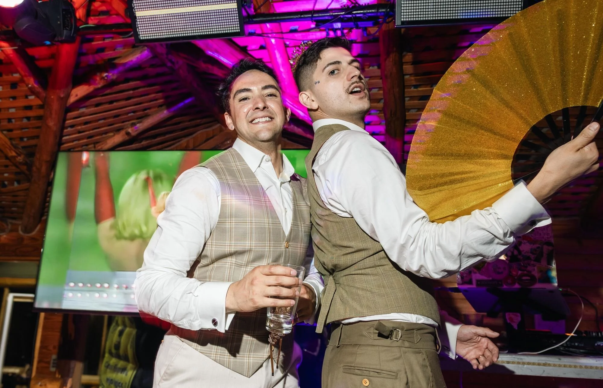 Los novios bailando con abanicos en la fiesta de su matrimonio en Ancud, Chiloé