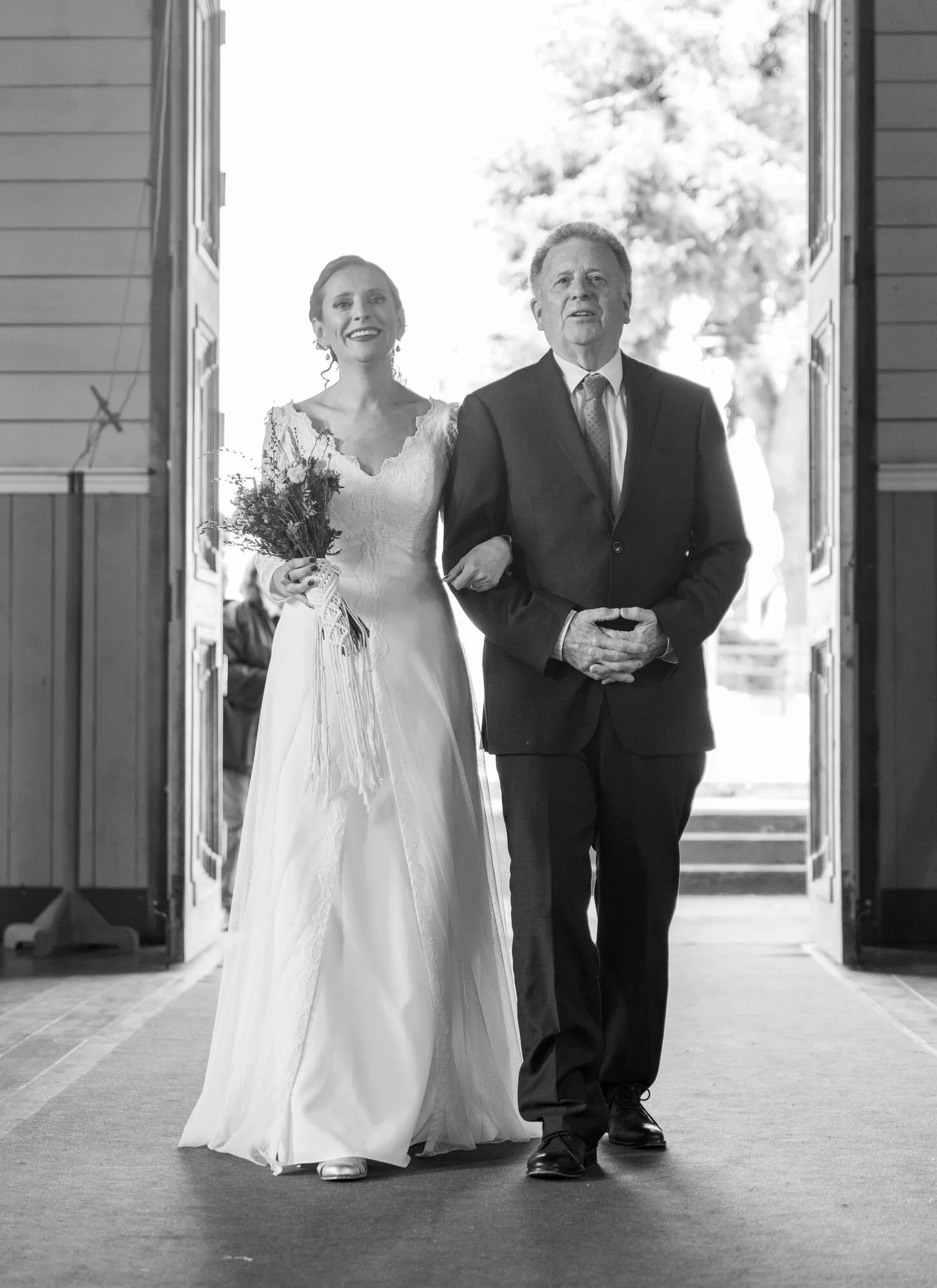 Entrada de la novia con su padre a contraluz, en blanco y negro, iglesia de Chiloé	