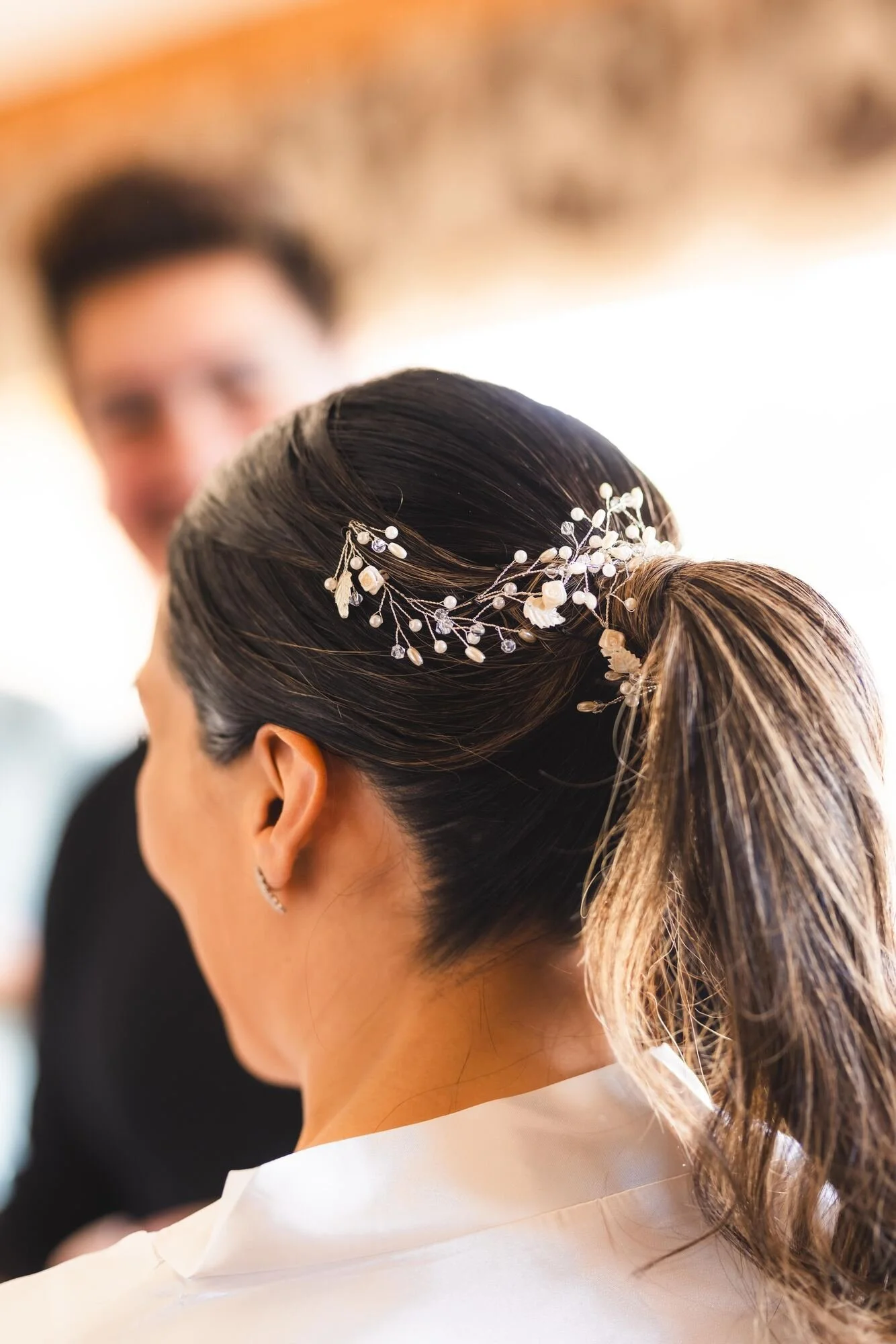 Detalle del tocado de perlas en el peinado de la novia, boda en Quilquico, Chiloé