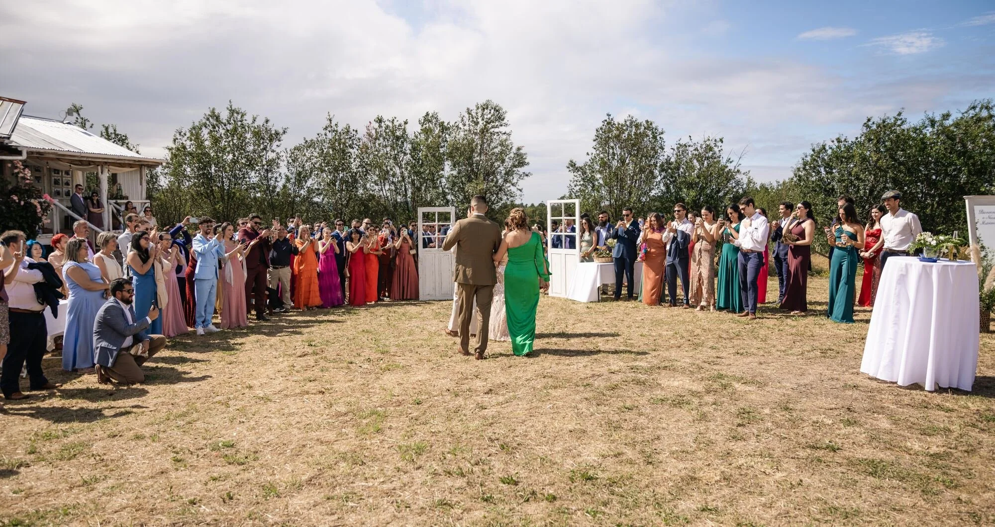 Vista general del pasillo de la ceremonia al aire libre con los invitados de pie, Ancud, Chiloé