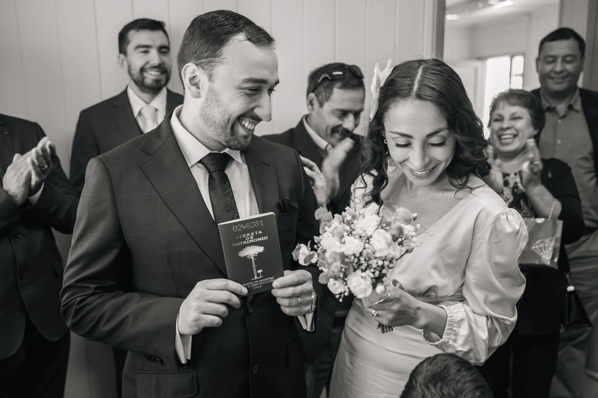 Los novios con su libreta de matrimonio rodeados de invitados, Dalcahue, Chiloé	