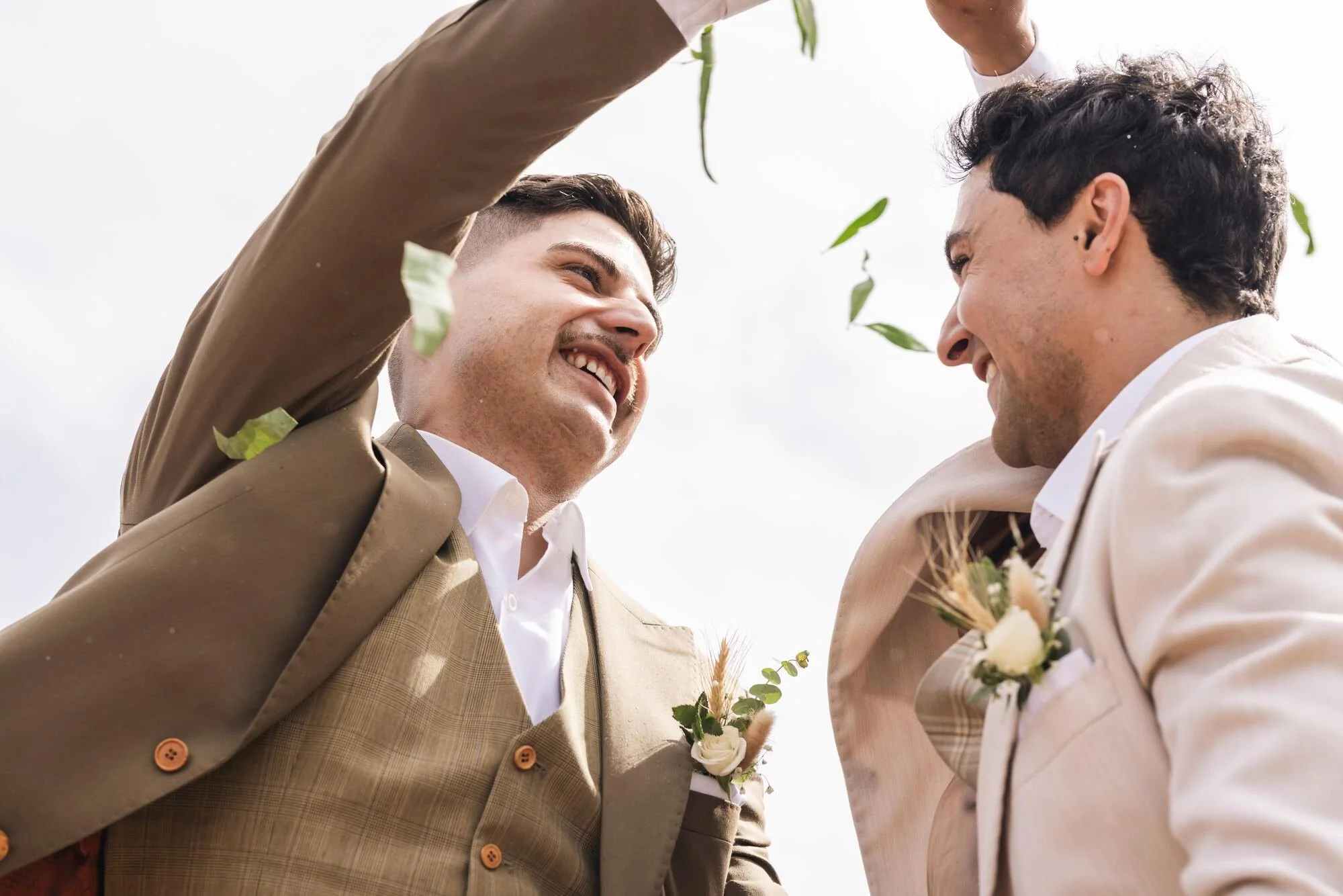 Los novios celebran entre pétalos al finalizar su ceremonia de boda igualitaria en Ancud