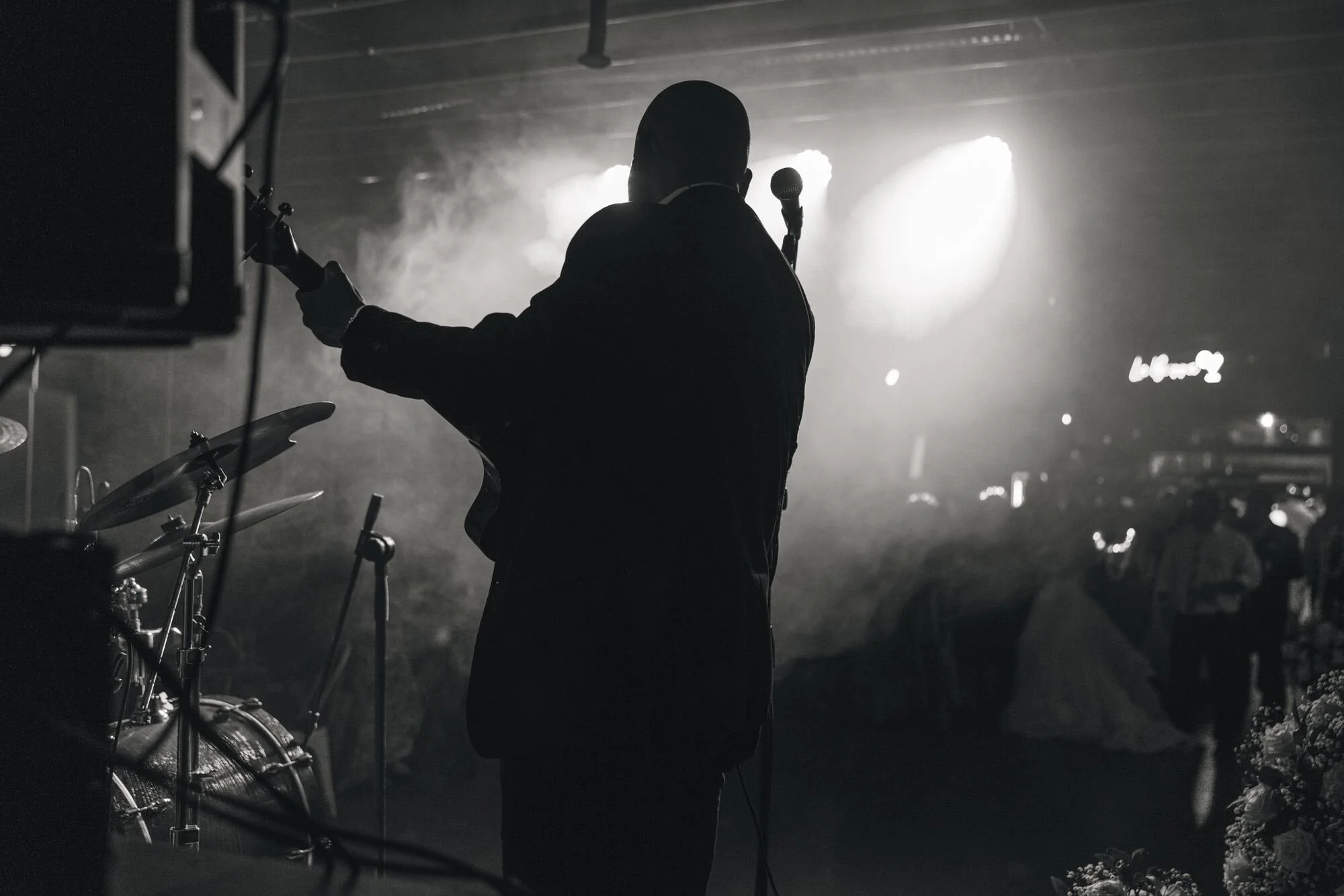 Cantante en vivo sobre el escenario, en blanco y negro, fiesta de boda en Castro, Chiloé	