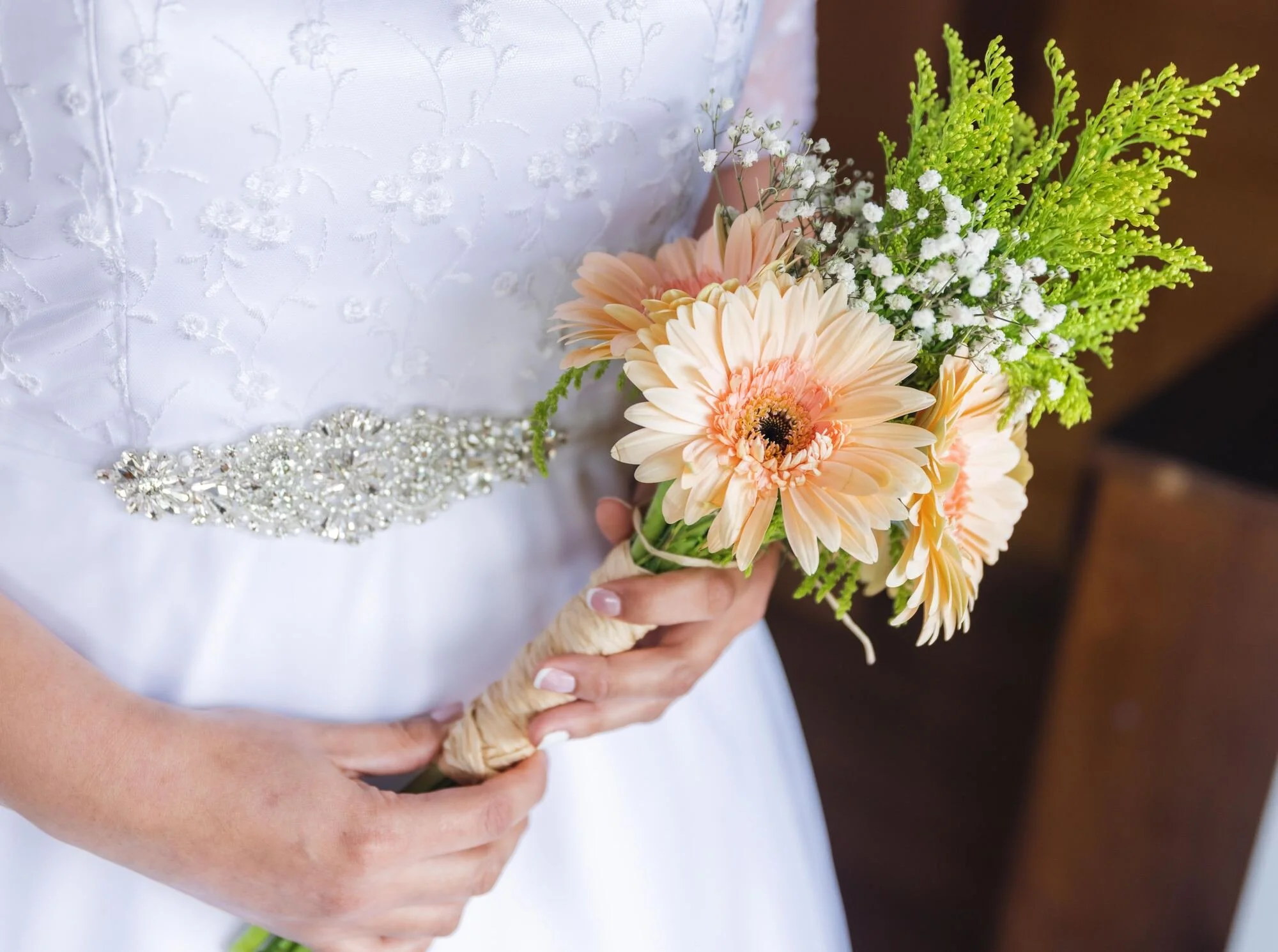 Detalle del ramo de gerberas y el cinturón bordado del vestido, Quilquico, Chiloé	