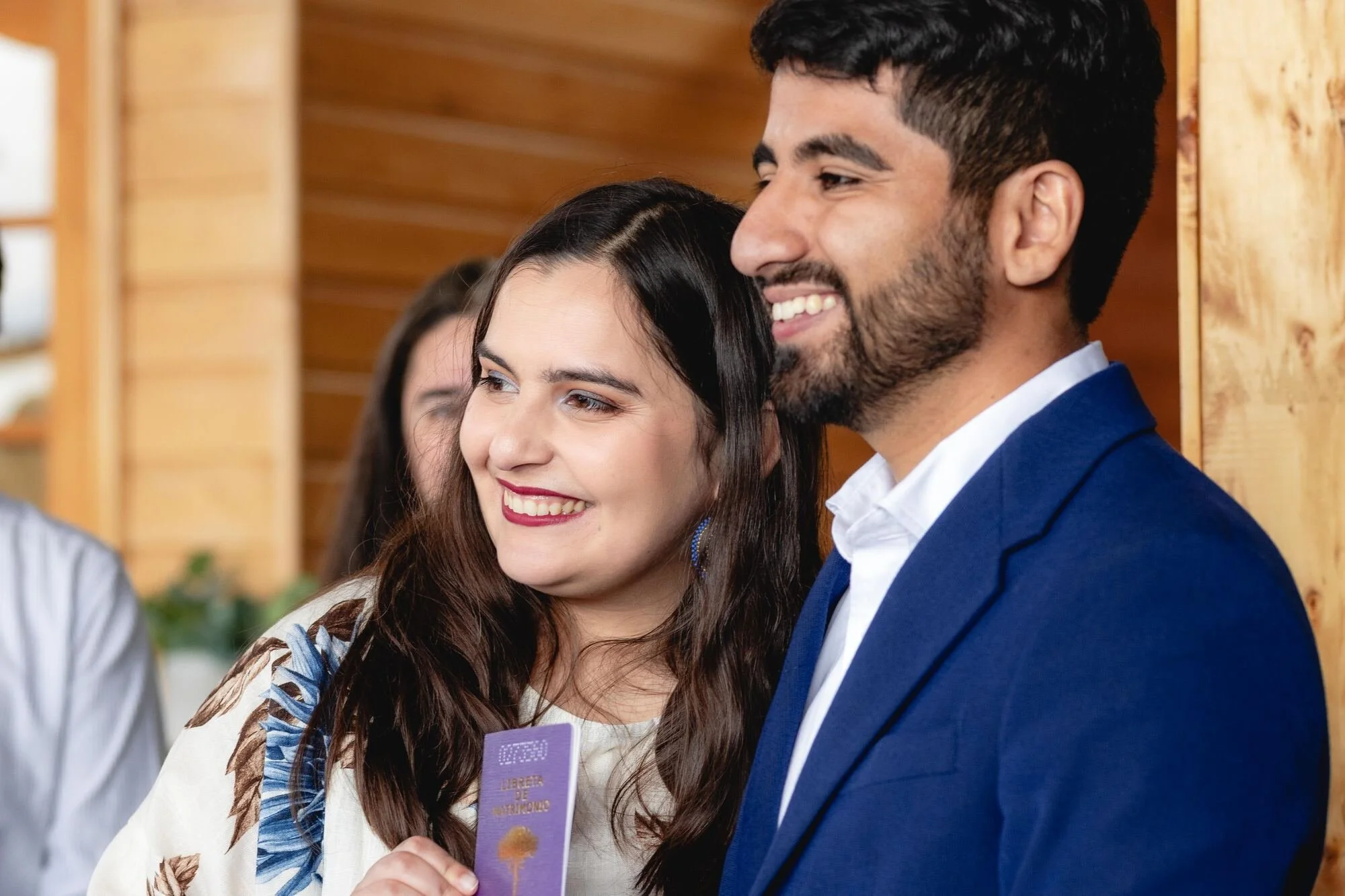 Los novios leyendo su libreta de matrimonio tras la ceremonia en Castro, Chiloé	