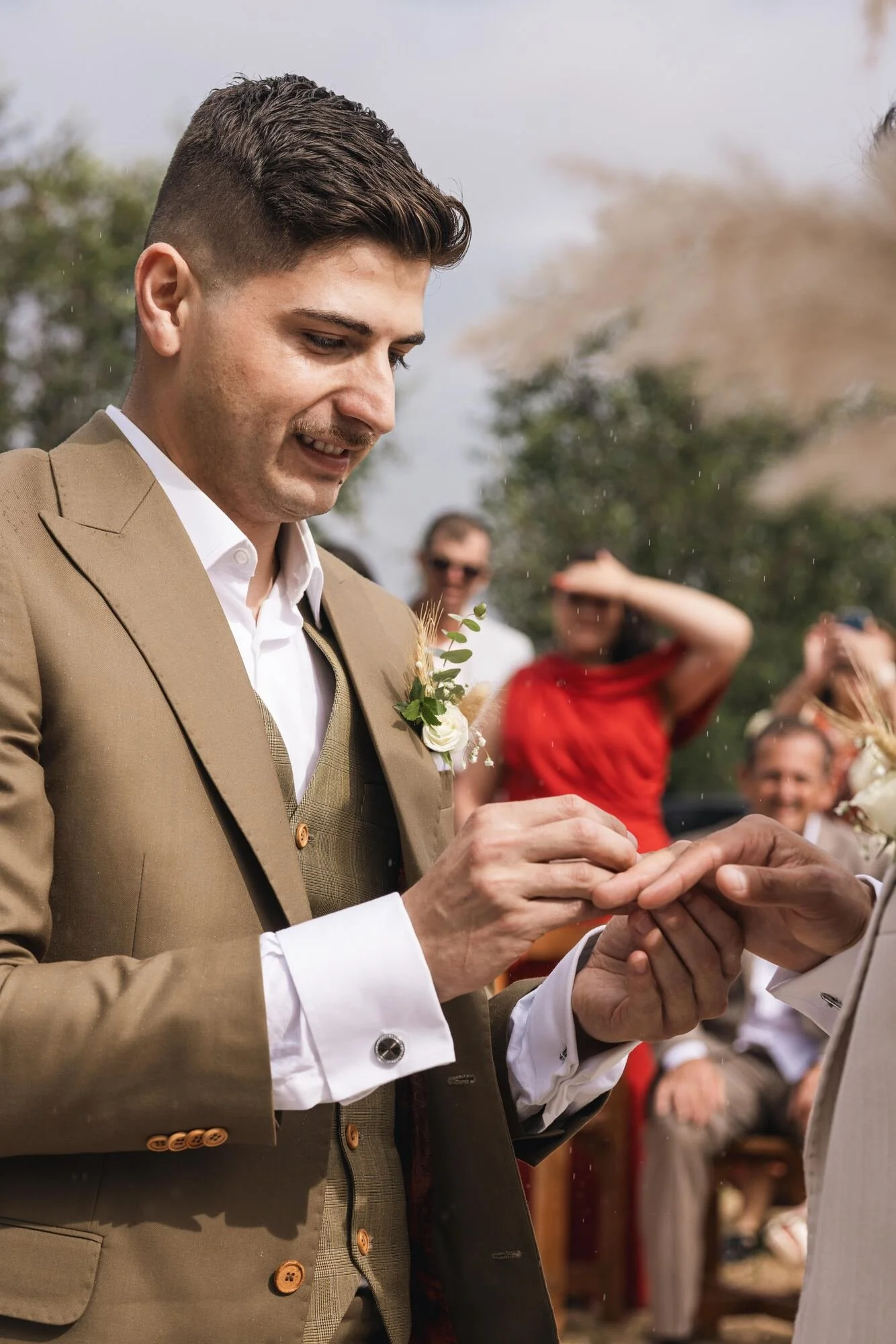 Intercambio de anillos entre los novios durante la ceremonia de boda igualitaria en Ancud