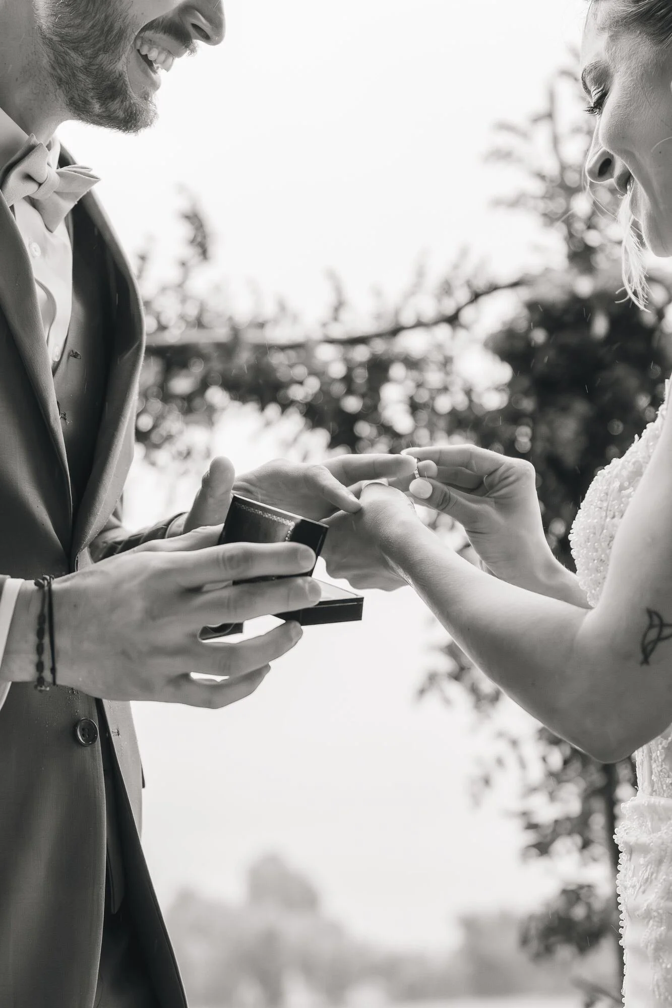 Intercambio de anillos entre los novios, en blanco y negro, Refugia, Castro