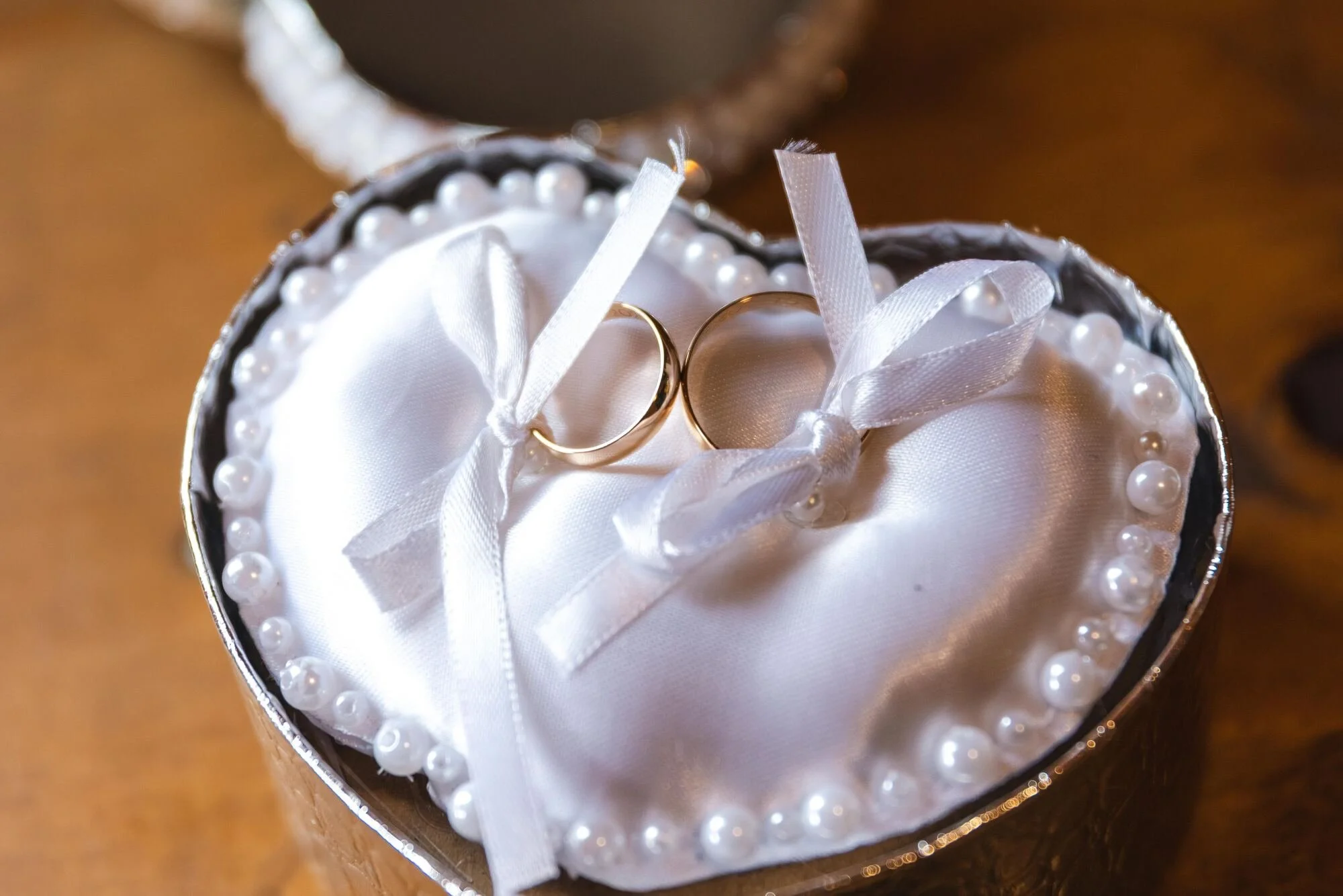 Cojín de perlas con las argollas de matrimonio, boda en Quilquico, Chiloé	