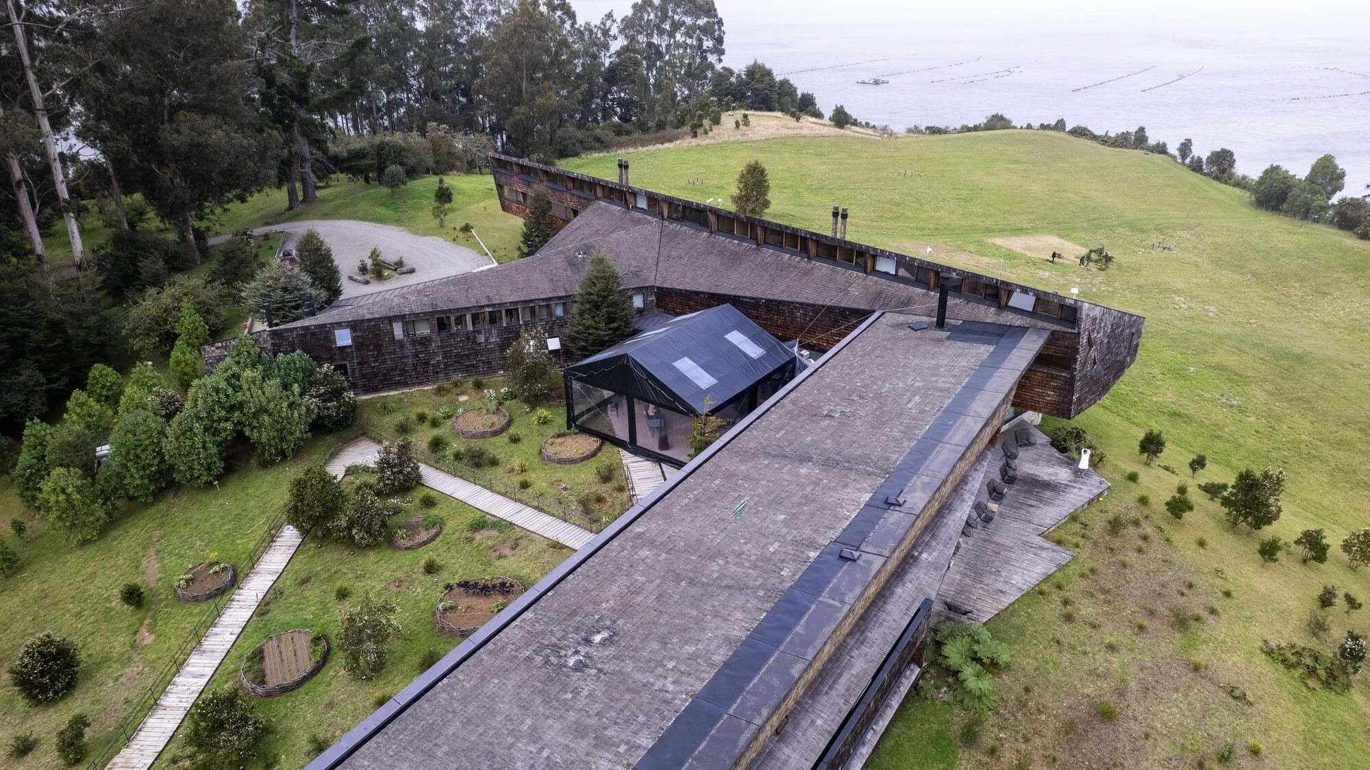 Vista aérea del Hotel Refugia con el paisaje de Castro al fondo, Chiloé