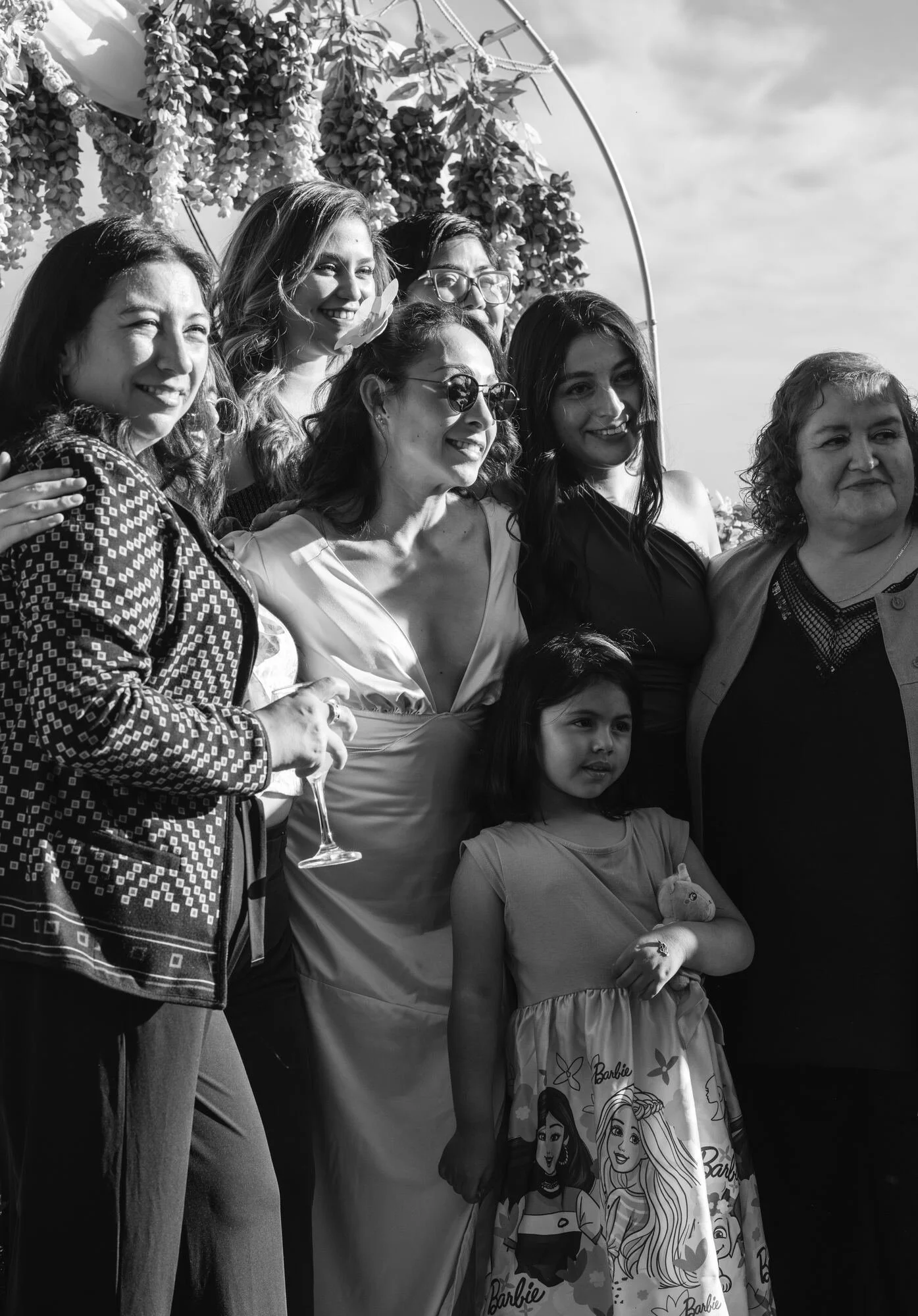 Invitadas posando juntas, fotografía en blanco y negro, boda en Dalcahue, Chiloé	