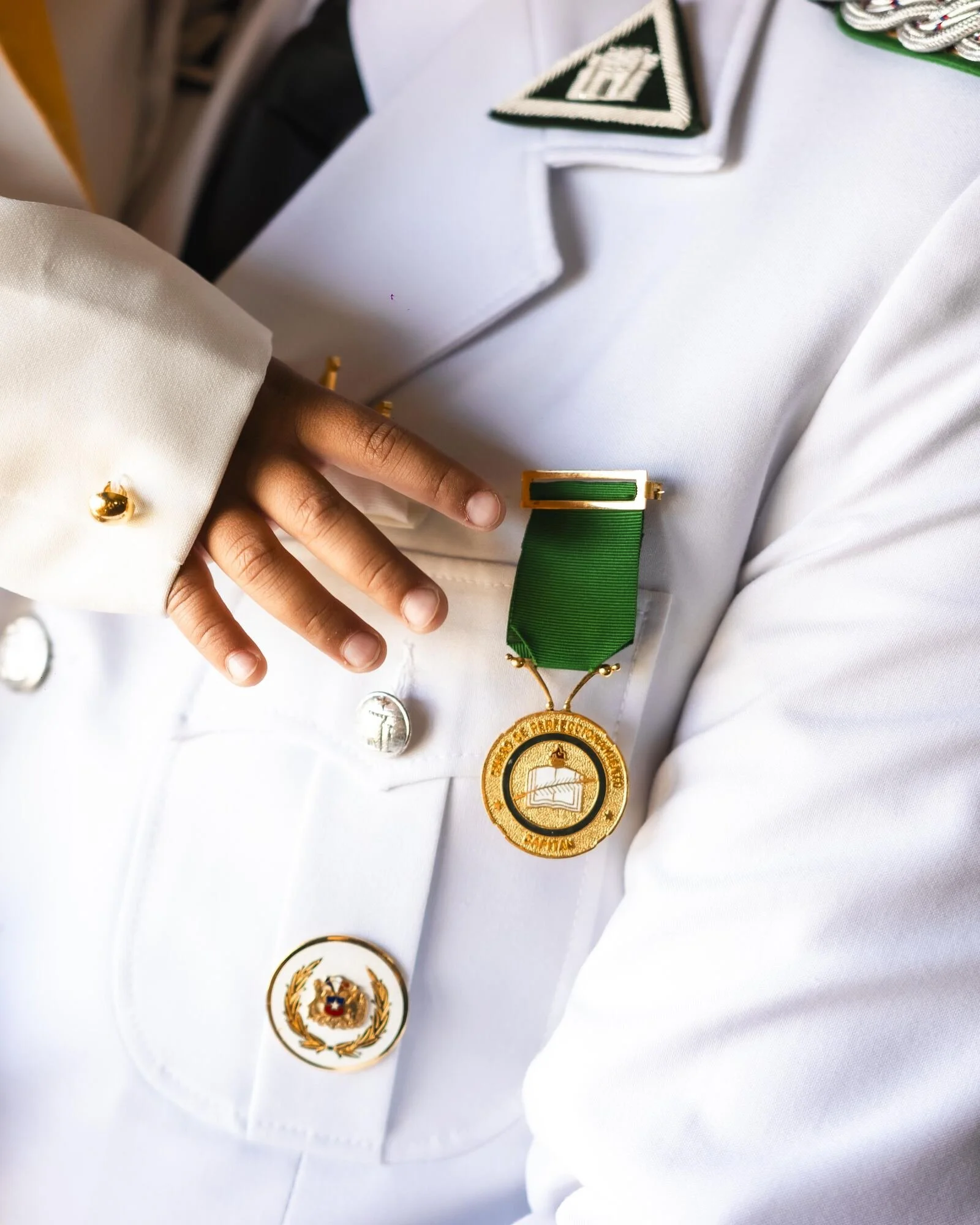 Detalle de las medallas y condecoraciones del uniforme del novio, boda militar en Chiloé