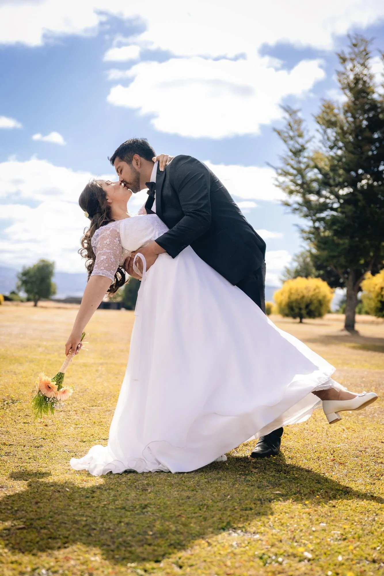 Beso inclinado de los novios en medio del campo en Quilquico, Chiloé	